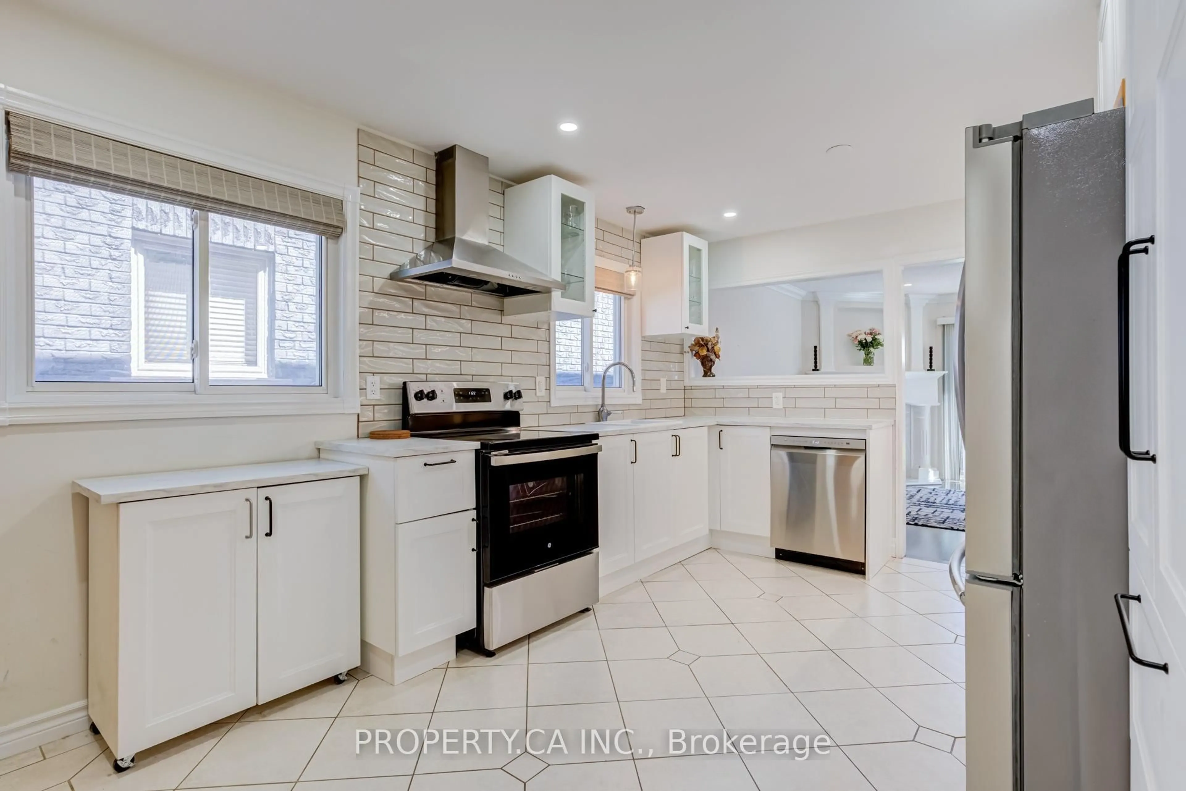 Open concept kitchen, ceramic/tile floor for 32 Mckinnon Ave, Halton Hills Ontario L7G 5H5