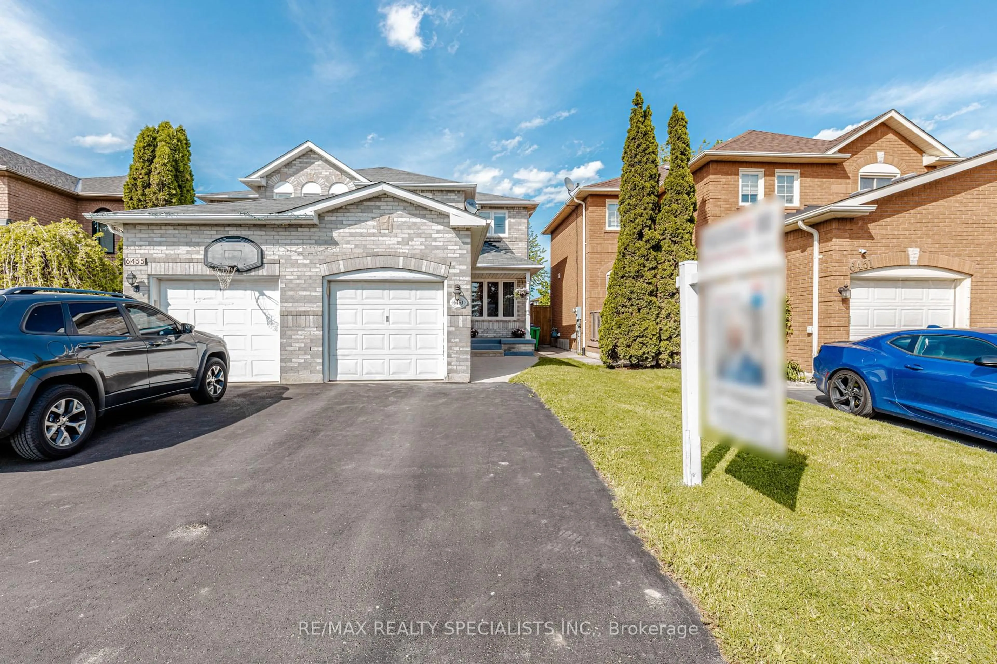 A pic from outside/outdoor area/front of a property/back of a property/a pic from drone, street for 6453 Sapling Tr, Mississauga Ontario L5N 7A5