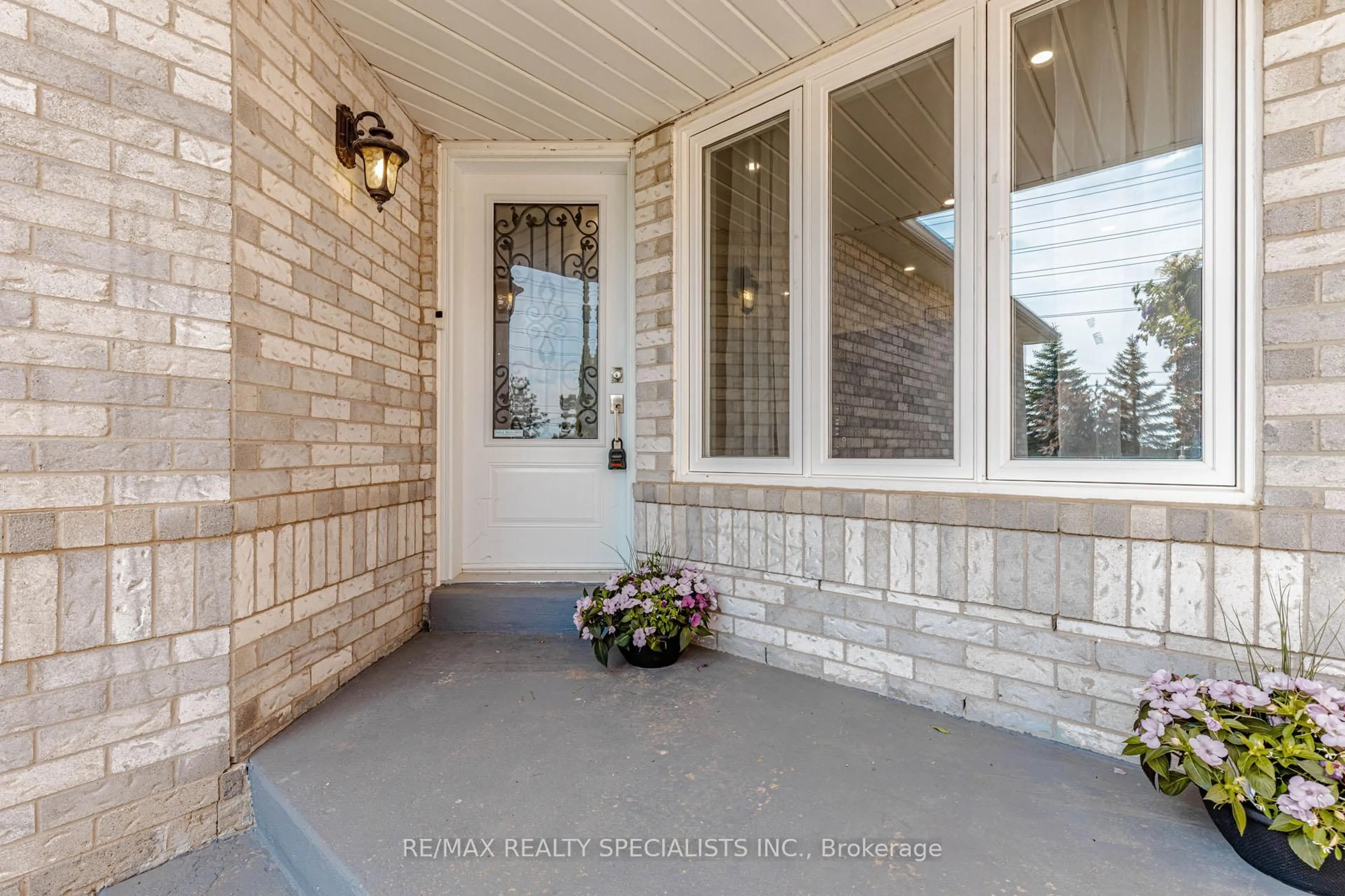 Indoor entryway for 6453 Sapling Tr, Mississauga Ontario L5N 7A5