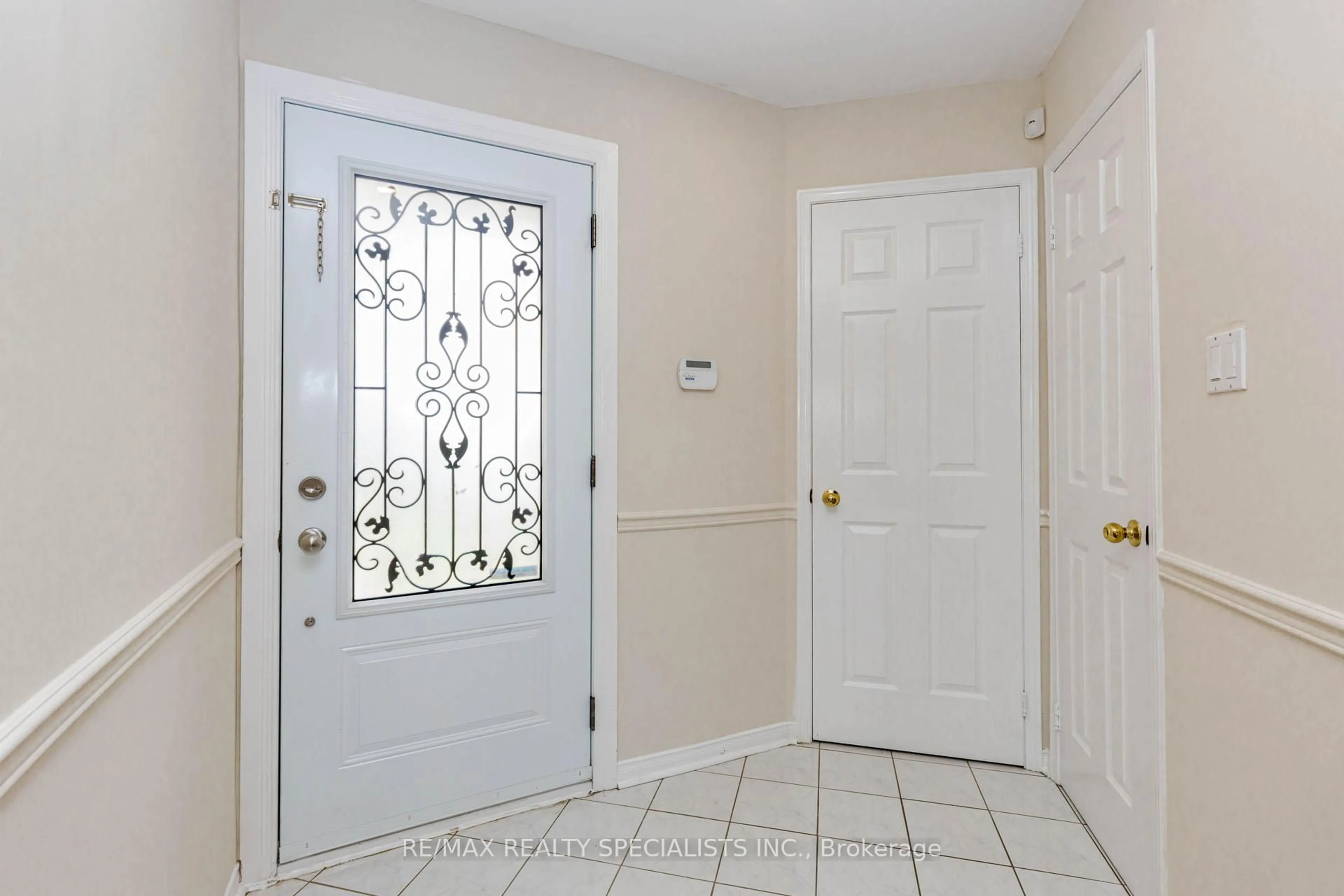 Indoor entryway for 6453 Sapling Tr, Mississauga Ontario L5N 7A5