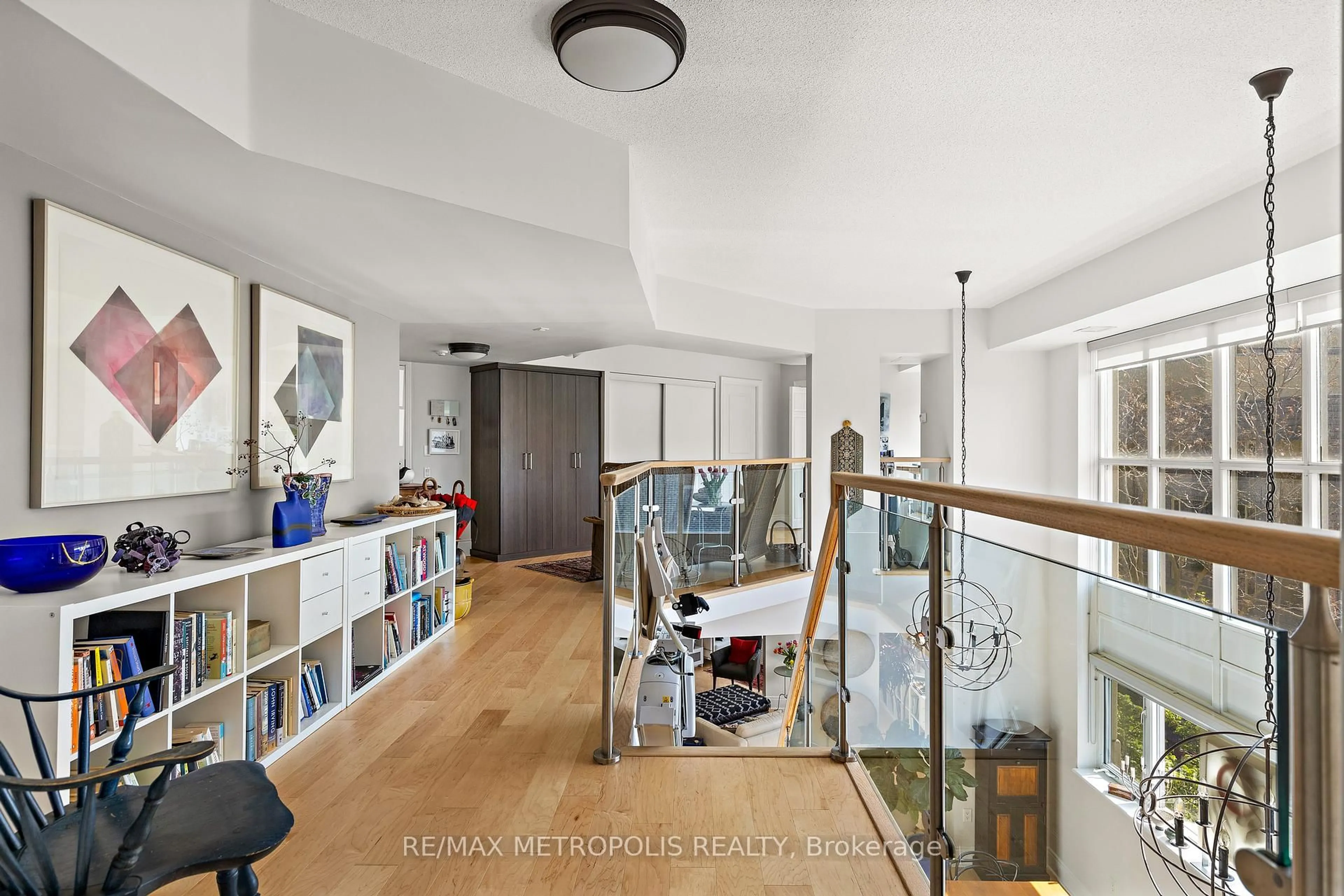Indoor foyer for 437 Roncesvalles Ave #438, Toronto Ontario M6R 3B9