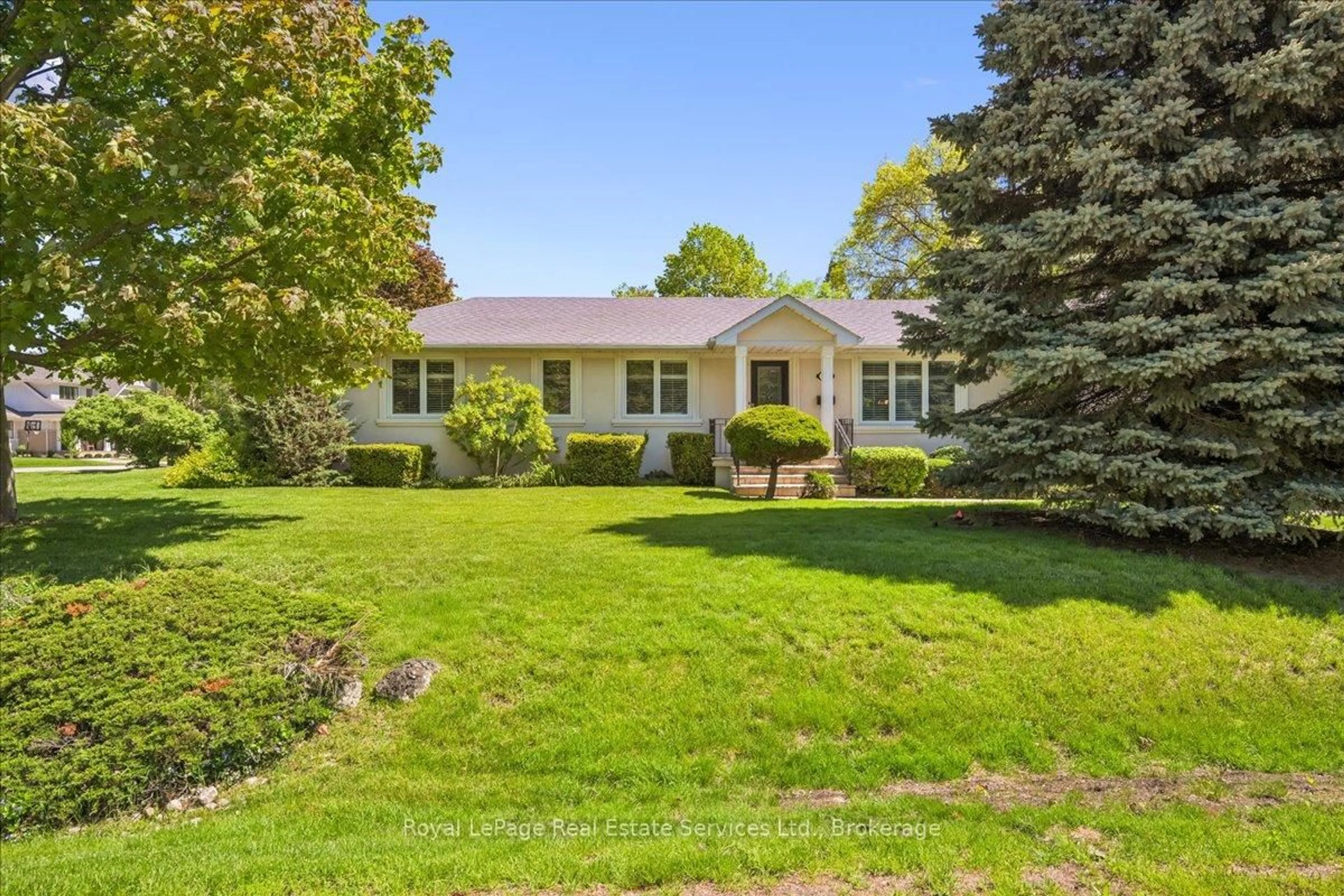 A pic from outside/outdoor area/front of a property/back of a property/a pic from drone, street for 281 Pinehurst Dr, Oakville Ontario L6J 4X2
