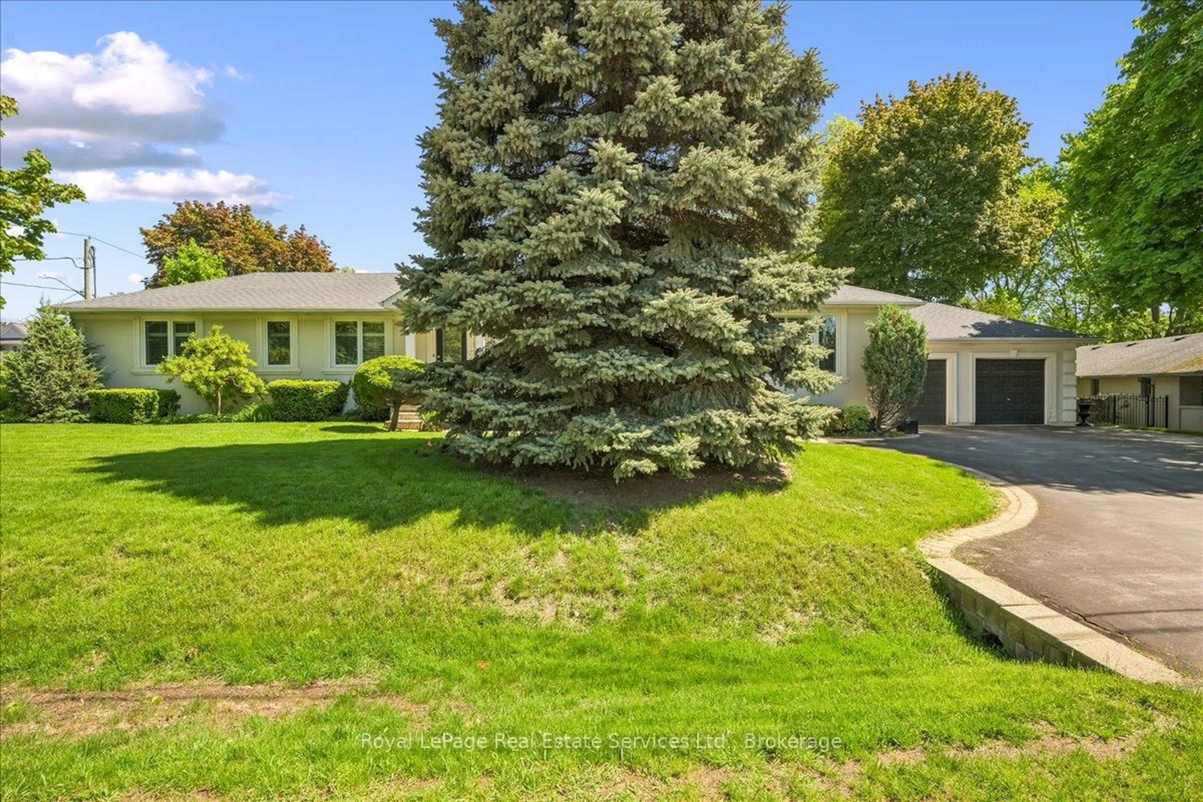 A pic from outside/outdoor area/front of a property/back of a property/a pic from drone, street for 281 Pinehurst Dr, Oakville Ontario L6J 4X2