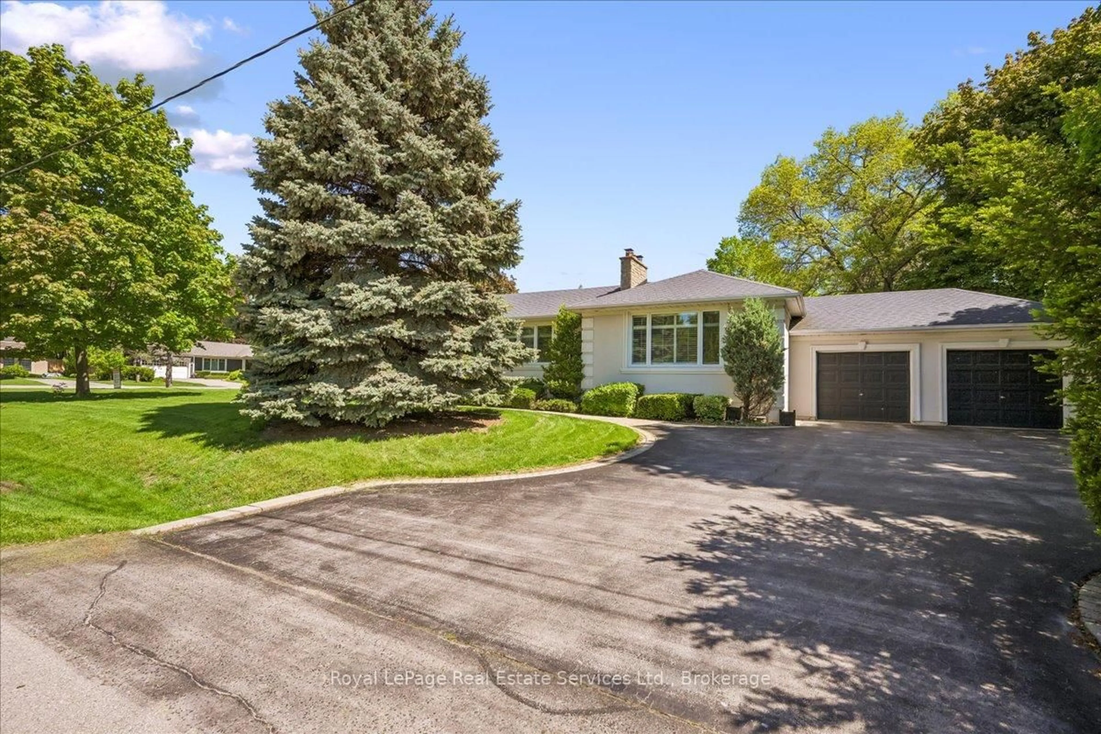 A pic from outside/outdoor area/front of a property/back of a property/a pic from drone, street for 281 Pinehurst Dr, Oakville Ontario L6J 4X2