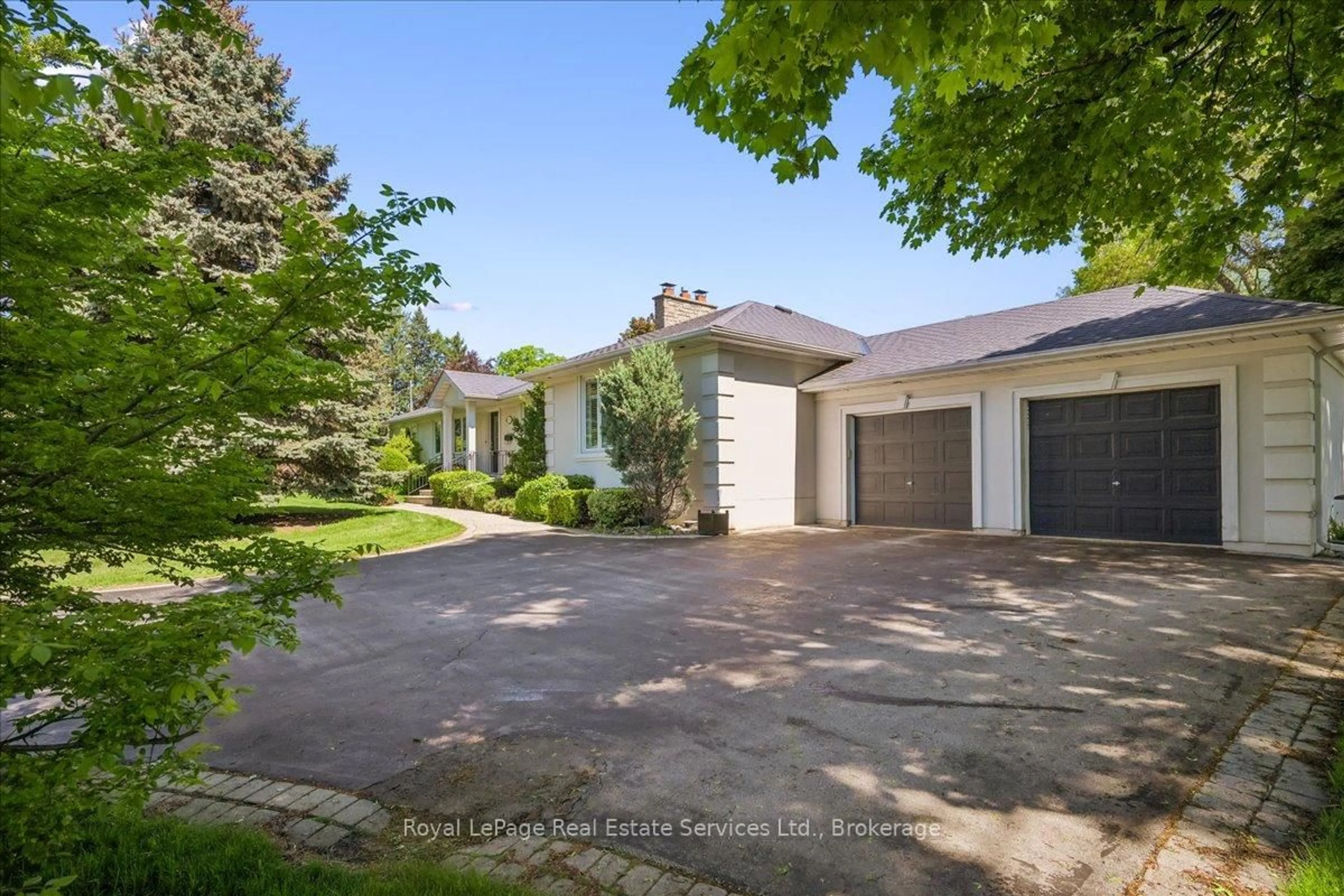 A pic from outside/outdoor area/front of a property/back of a property/a pic from drone, street for 281 Pinehurst Dr, Oakville Ontario L6J 4X2