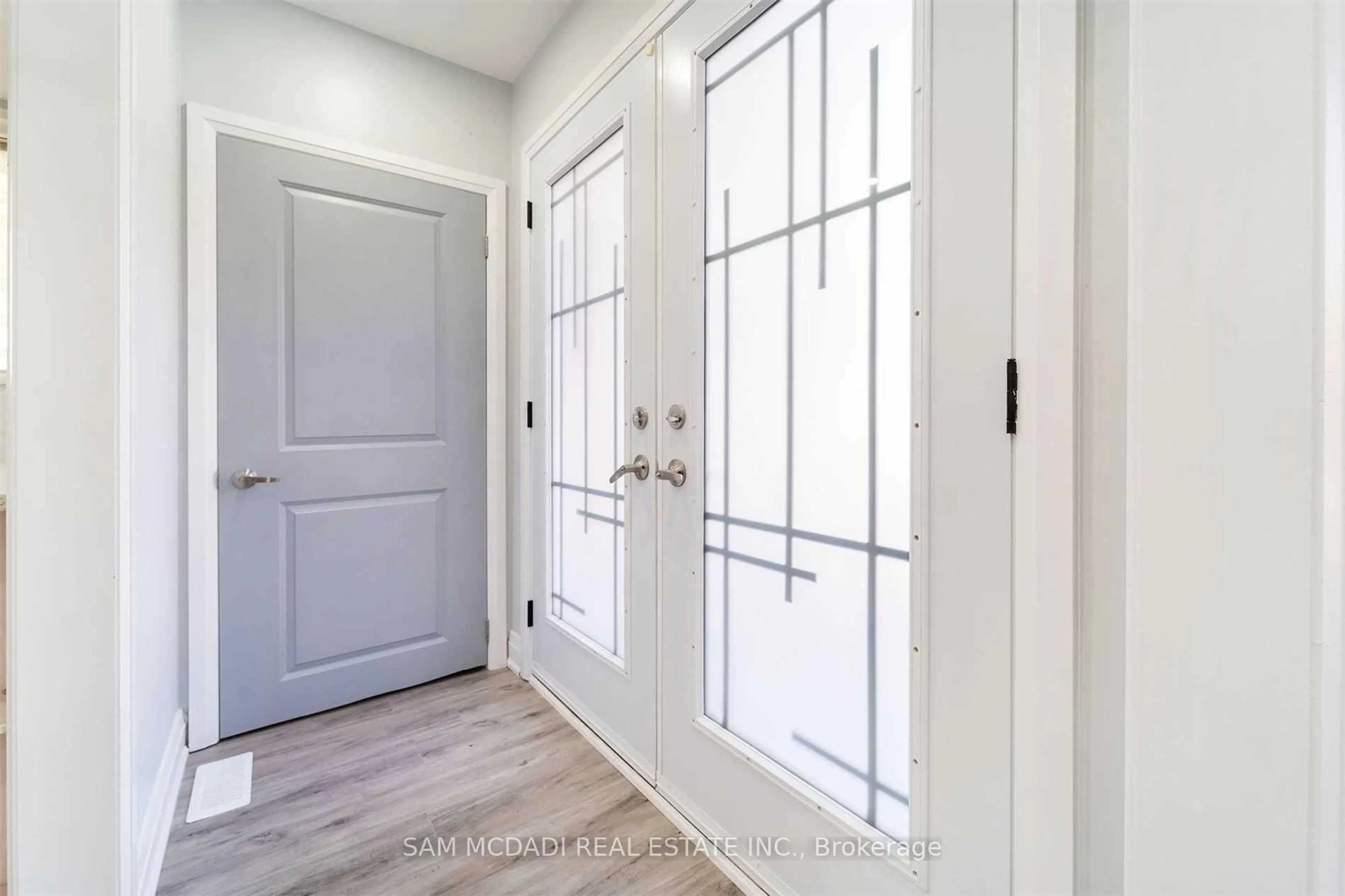 Indoor entryway for 5318 Mericourt Rd, Burlington Ontario L7L 3R4