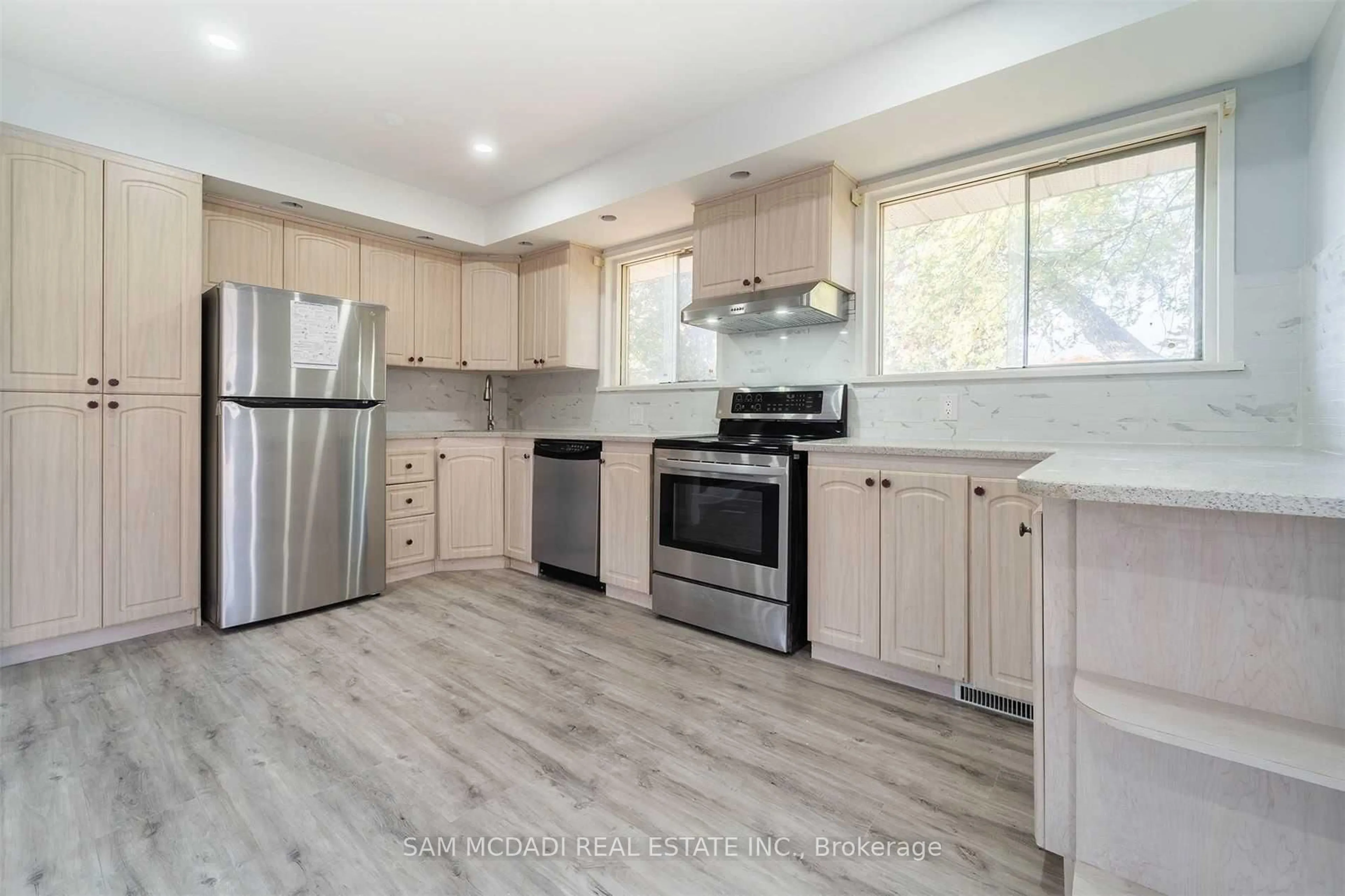 Open concept kitchen, unknown for 5318 Mericourt Rd, Burlington Ontario L7L 3R4