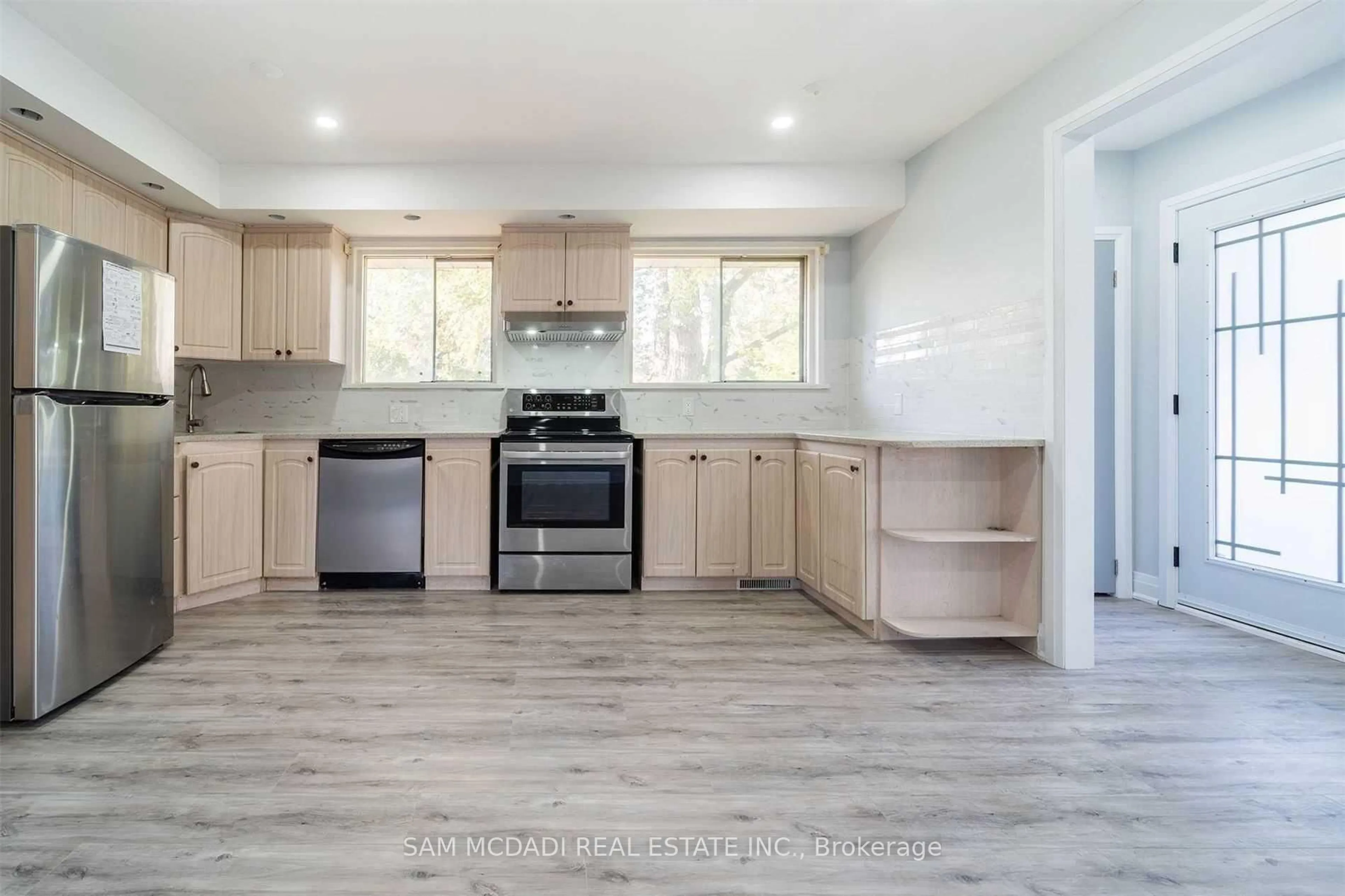 Open concept kitchen, unknown for 5318 Mericourt Rd, Burlington Ontario L7L 3R4