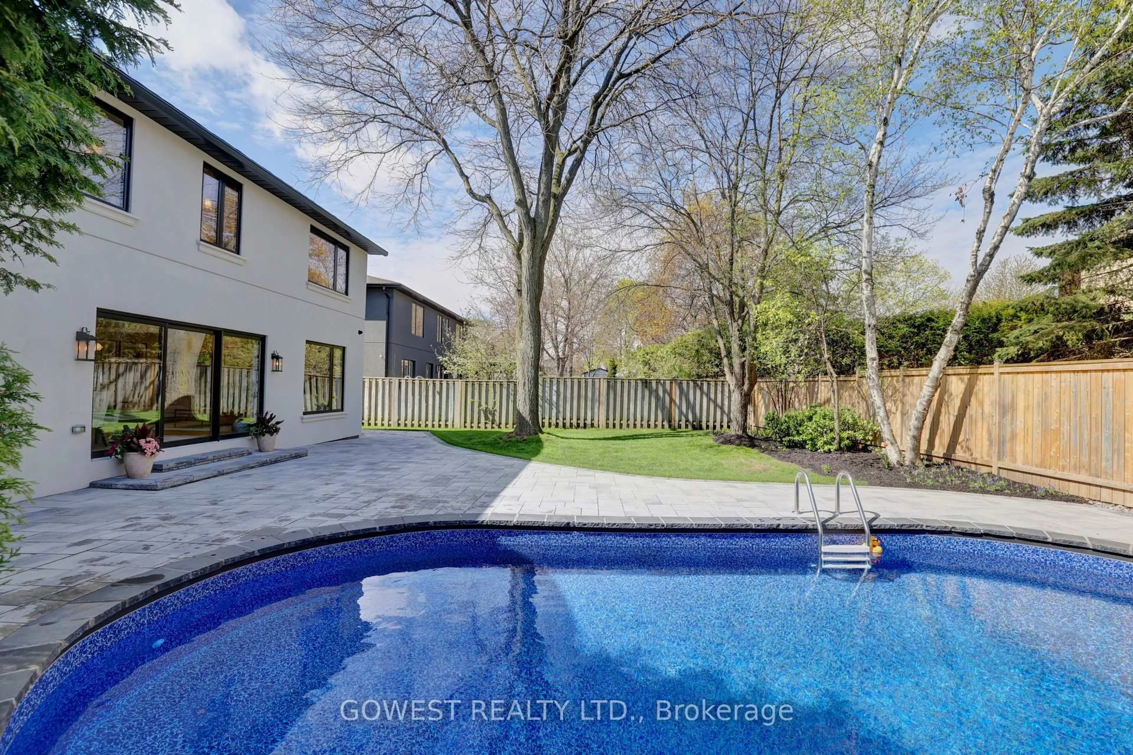 A pic from outside/outdoor area/front of a property/back of a property/a pic from drone, street for 981 Valdese Dr, Mississauga Ontario L5C 2Z5