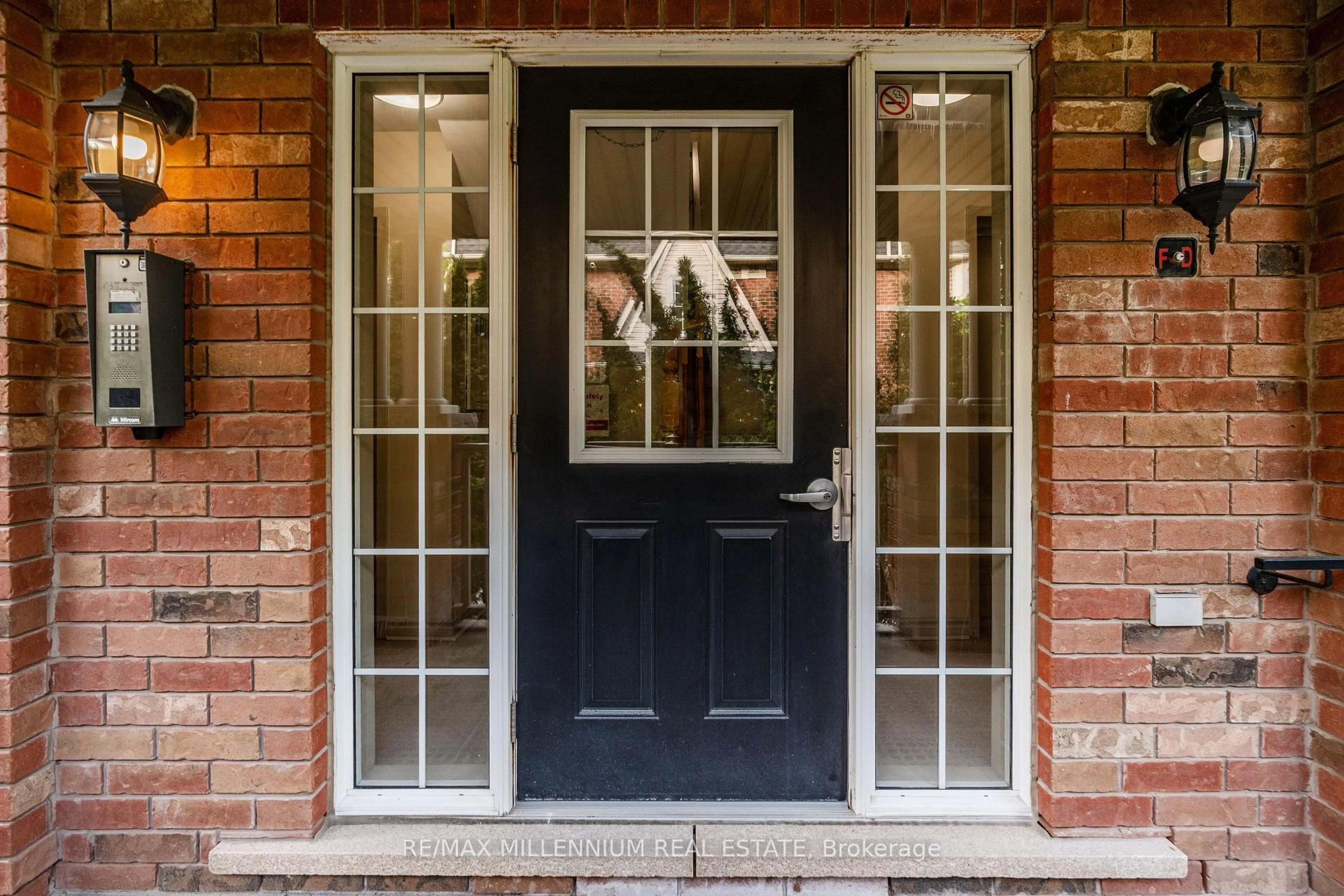 Indoor entryway for 774 Neighbourhood Circ #4, Mississauga Ontario L5B 0B6