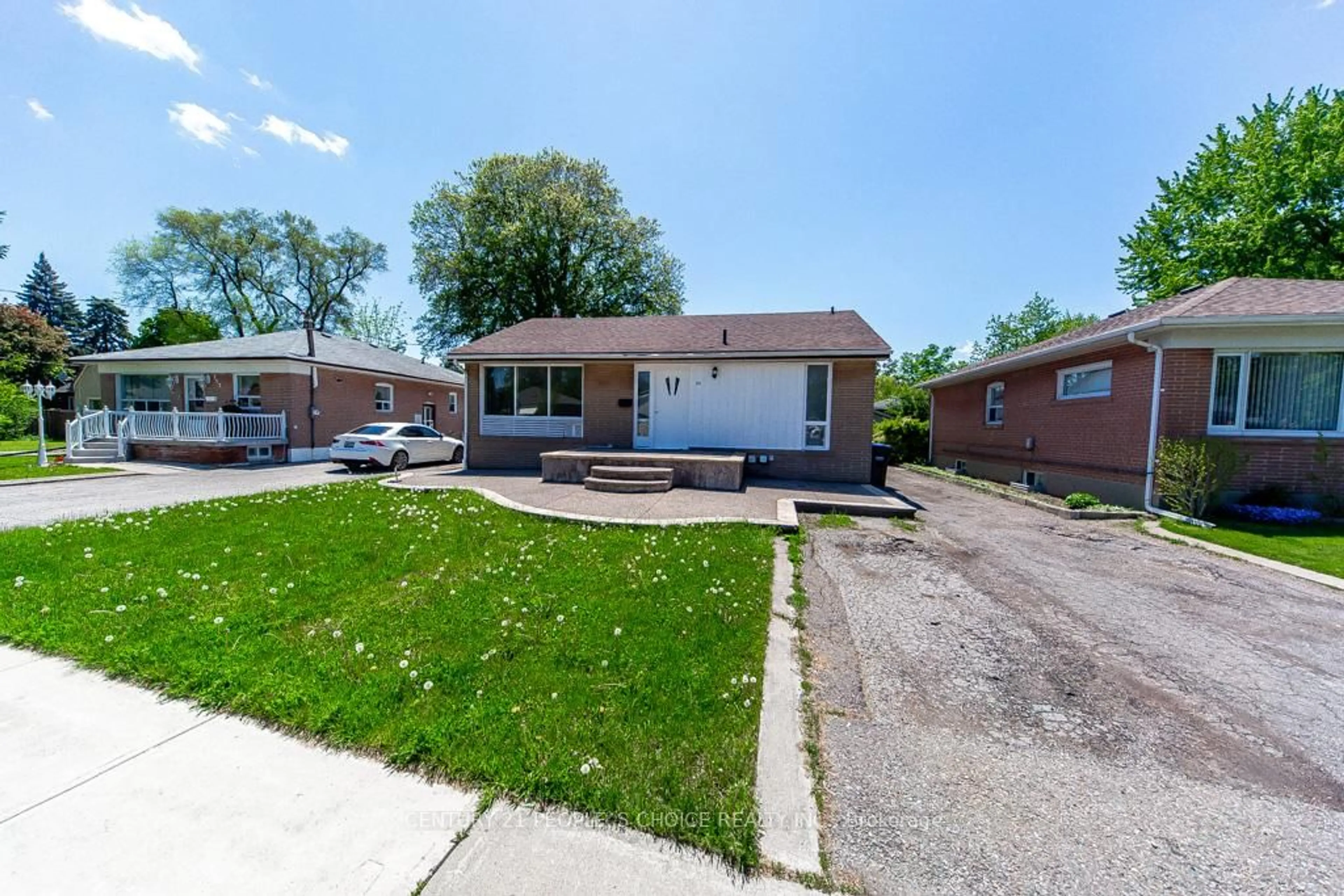 A pic from outside/outdoor area/front of a property/back of a property/a pic from drone, street for 115 Mcmurchy Ave, Brampton Ontario L6Y 1Z1