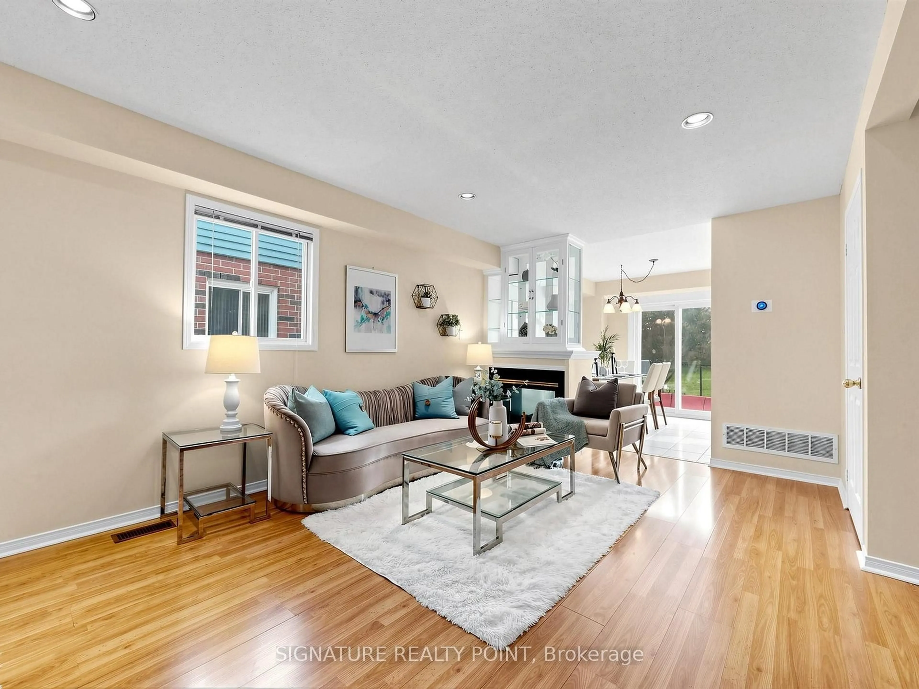 Living room with furniture, unknown for 1816 Hobson Dr, Burlington Ontario L7L 6L7