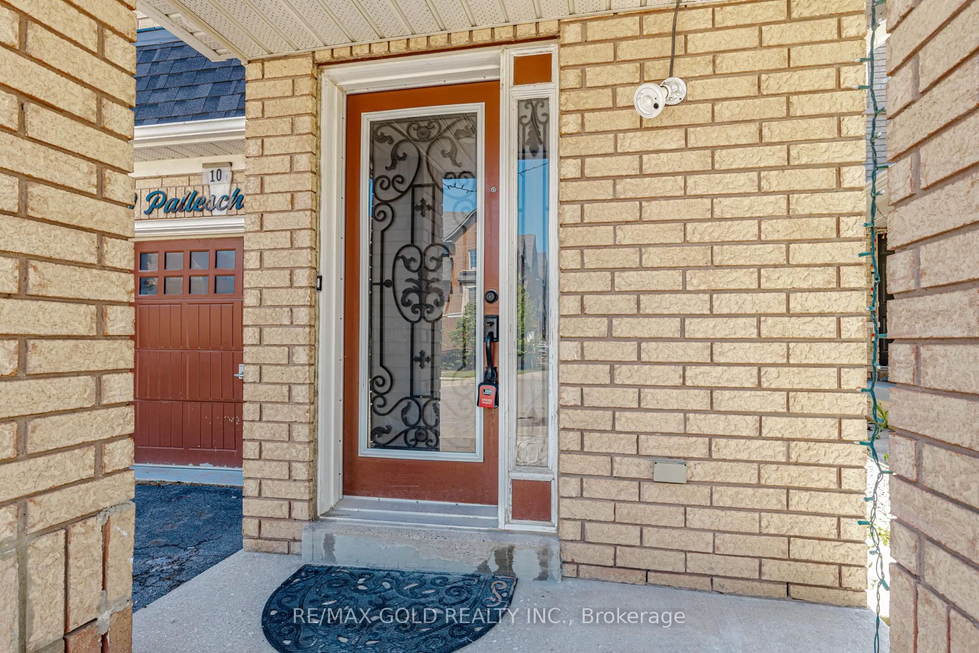 Indoor entryway for 10 Palleschi Dr, Brampton Ontario L6P 2S1