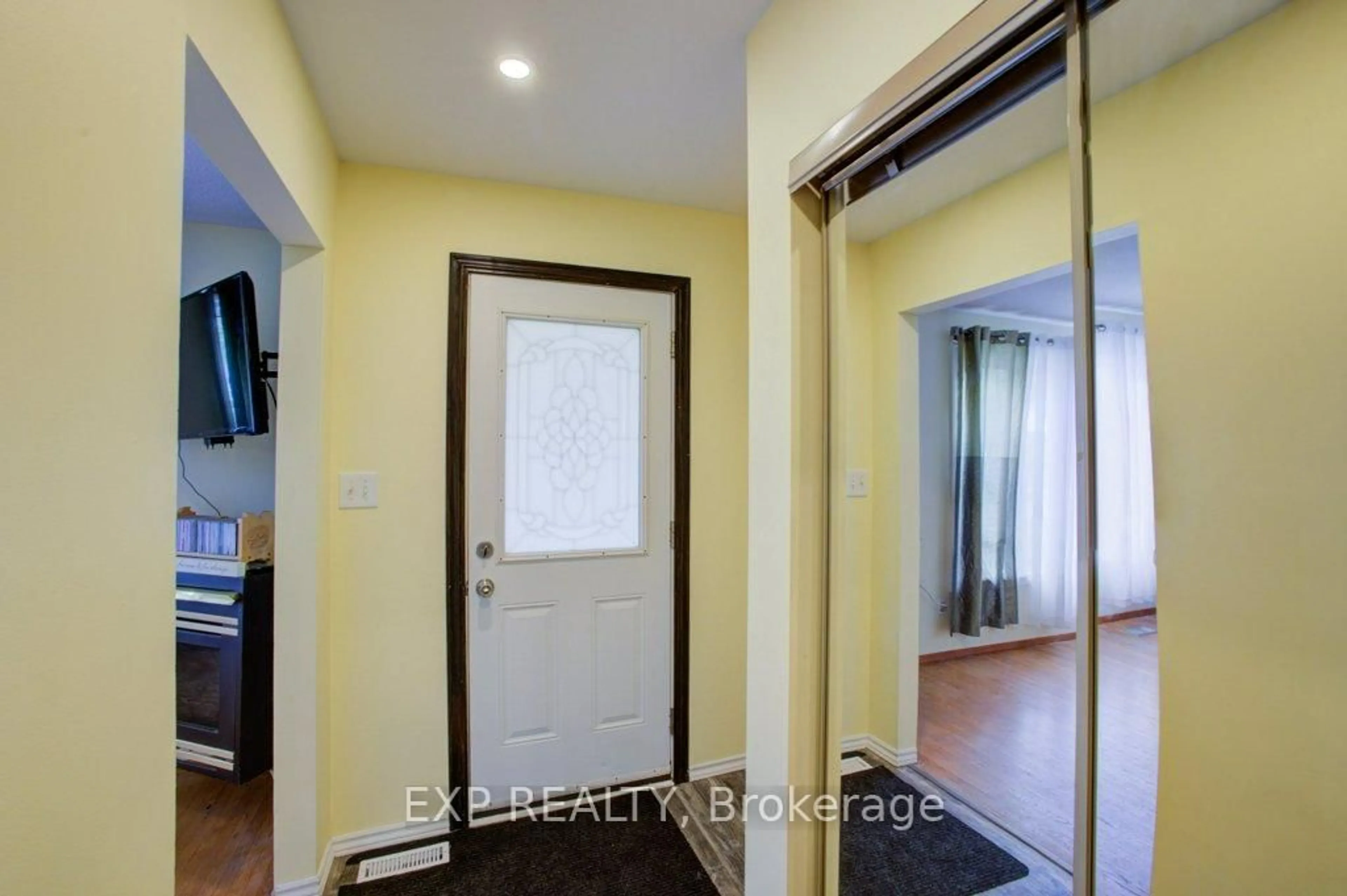Indoor entryway for 44 Madison Ave, Orangeville Ontario L9W 1S3