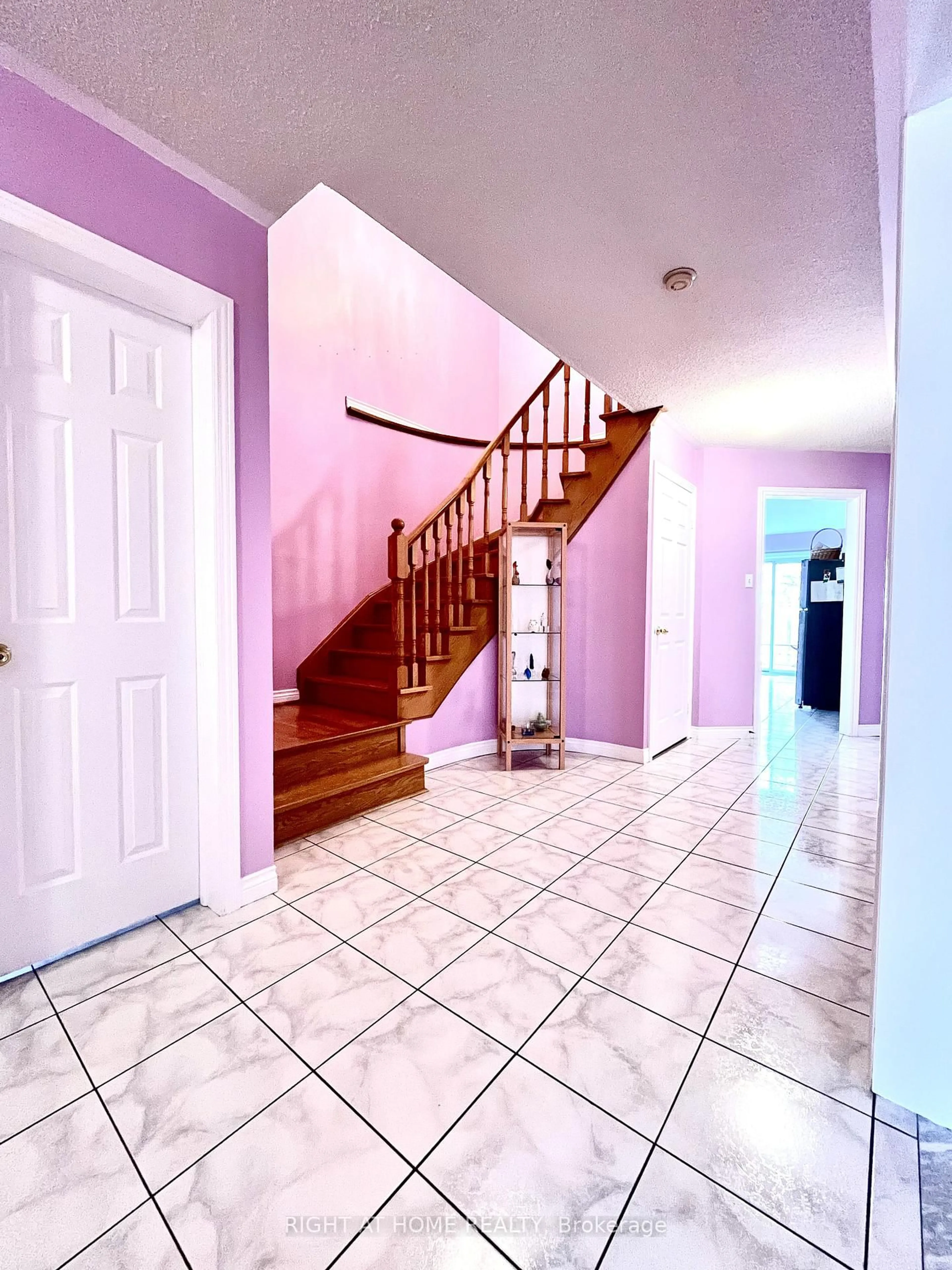 Indoor foyer for 865 Winterton Way, Mississauga Ontario L5V 1Z5