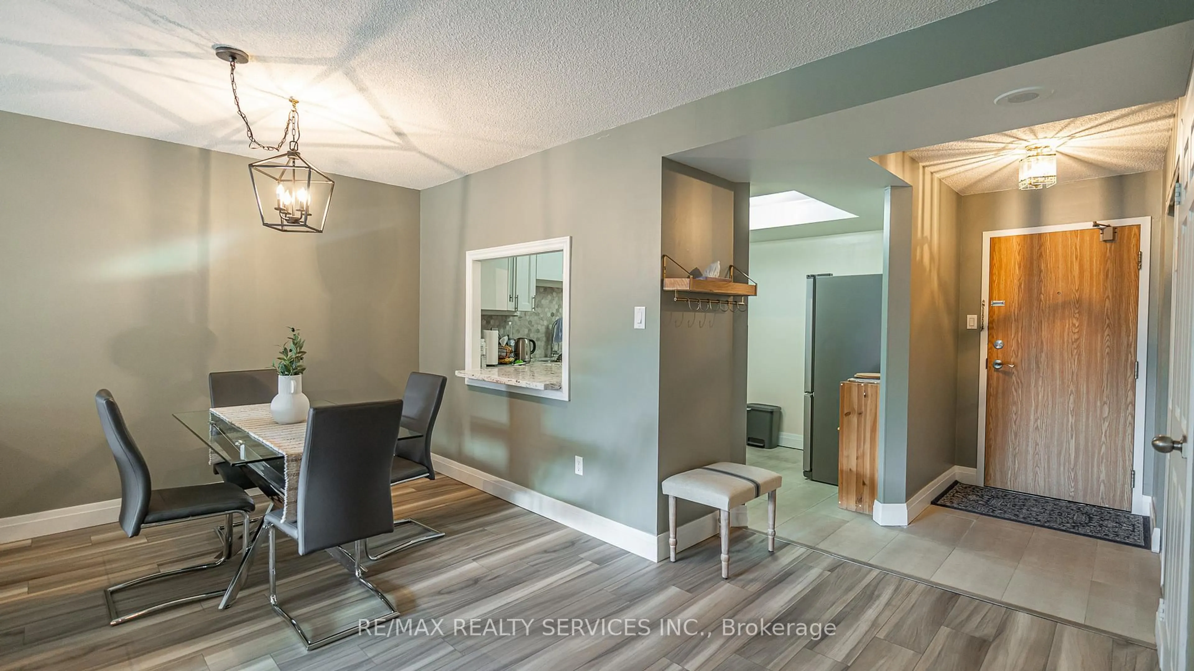 Indoor entryway for 8 Lisa St #203, Brampton Ontario L6T 4S6