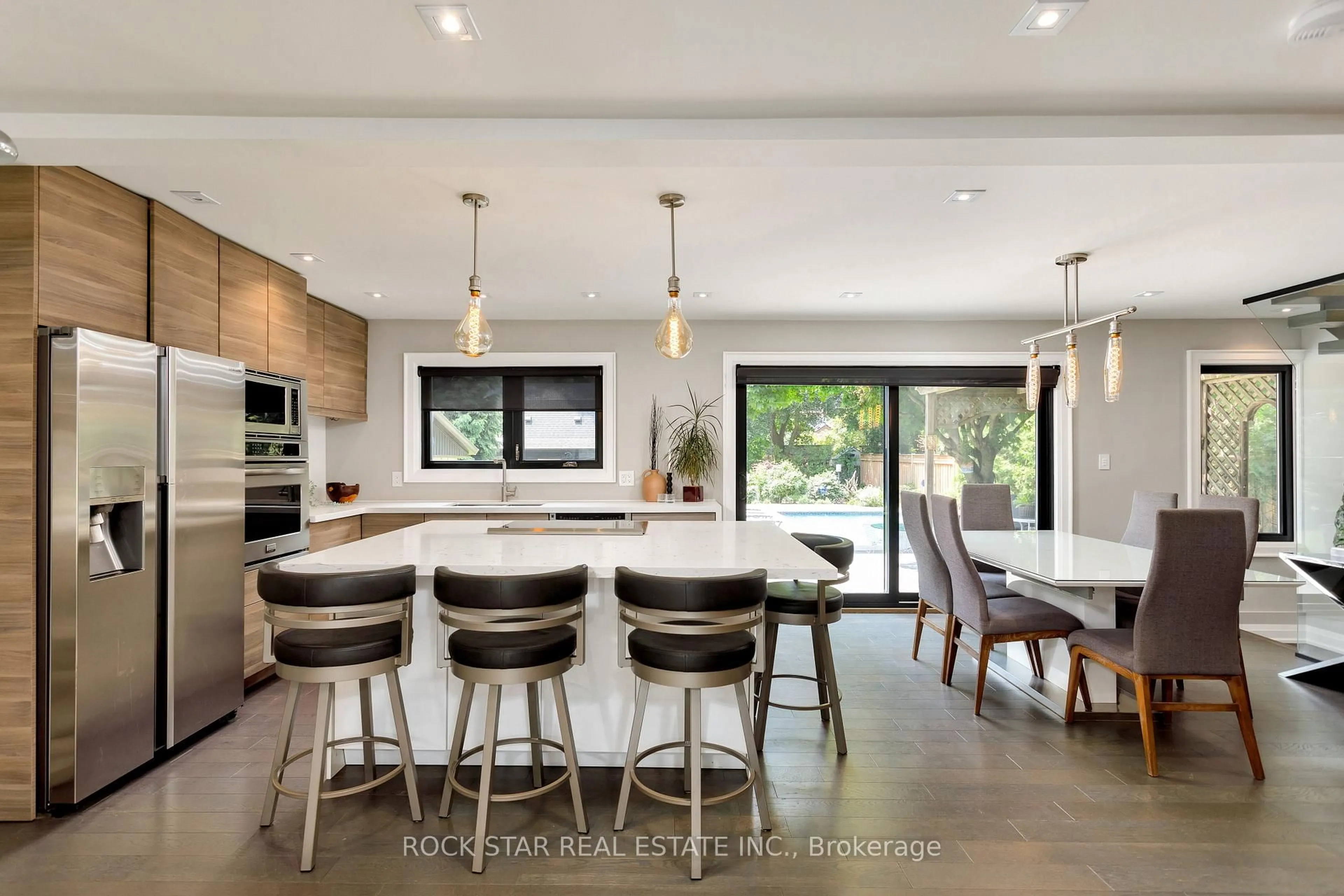Contemporary kitchen, unknown for 946 Glenwood Ave, Burlington Ontario L7T 2K2