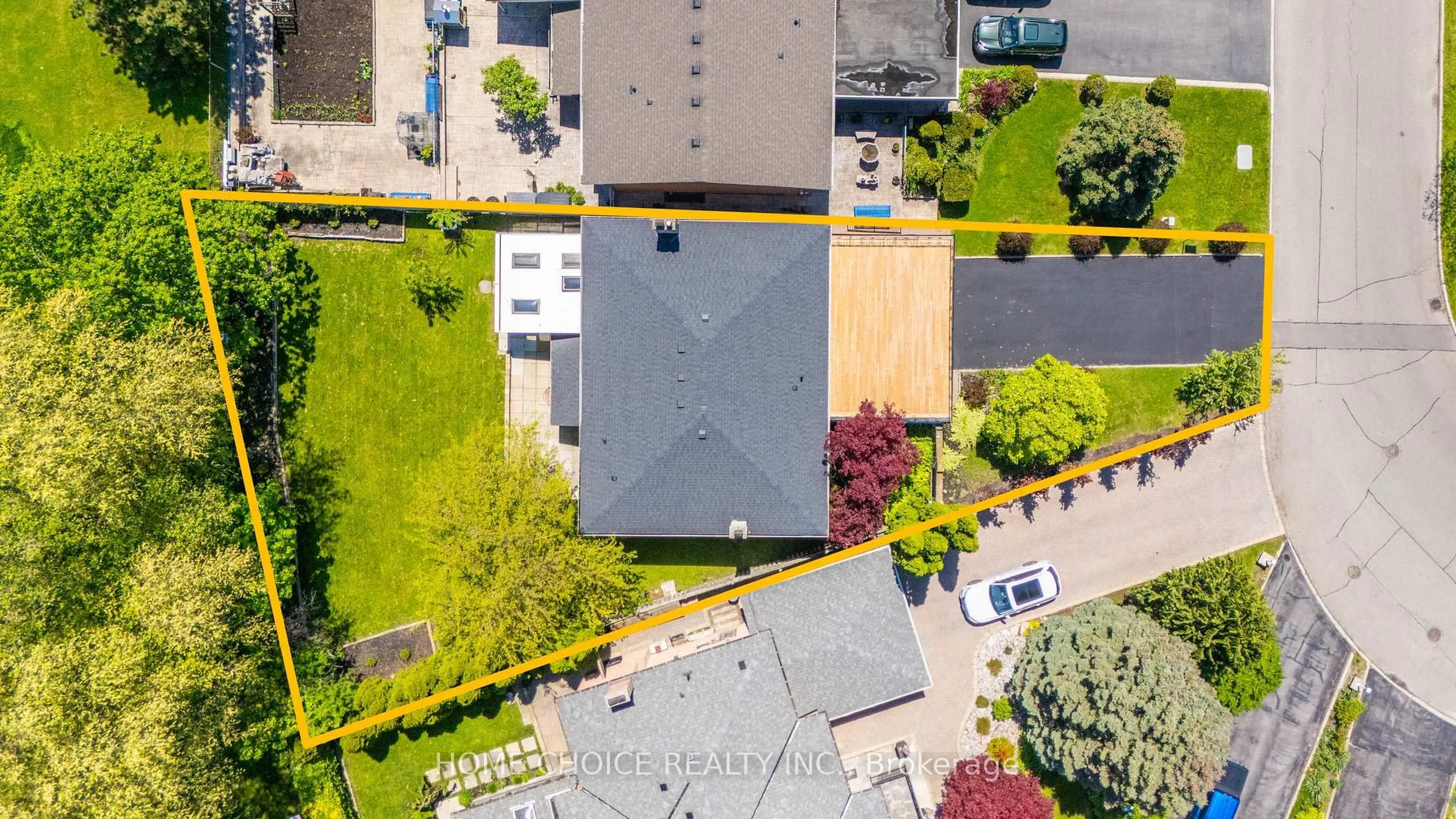 A pic from outside/outdoor area/front of a property/back of a property/a pic from drone, unknown for 43 Golfwood Hts, Toronto Ontario M9P 3L8