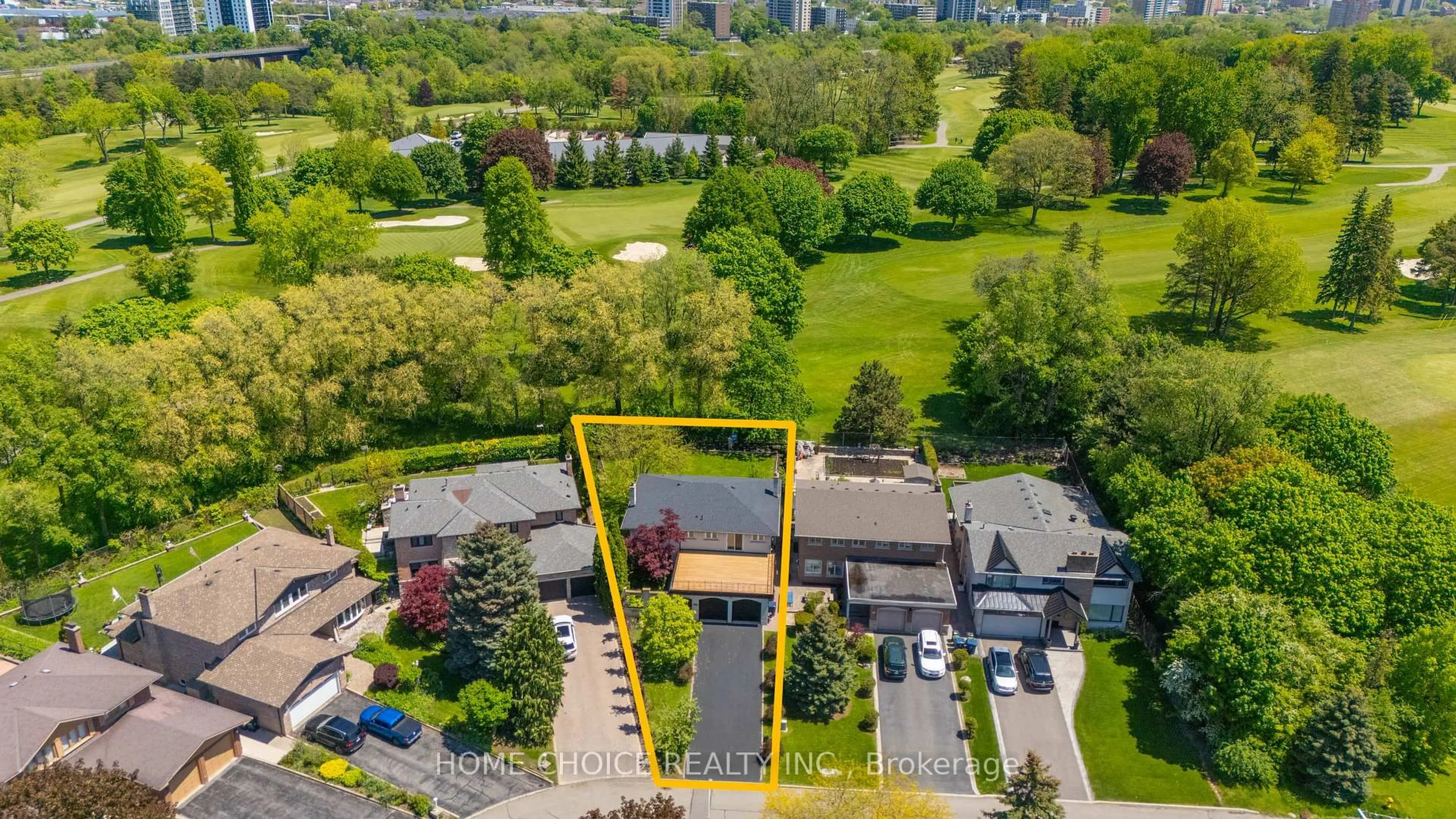 A pic from outside/outdoor area/front of a property/back of a property/a pic from drone, street for 43 Golfwood Hts, Toronto Ontario M9P 3L8