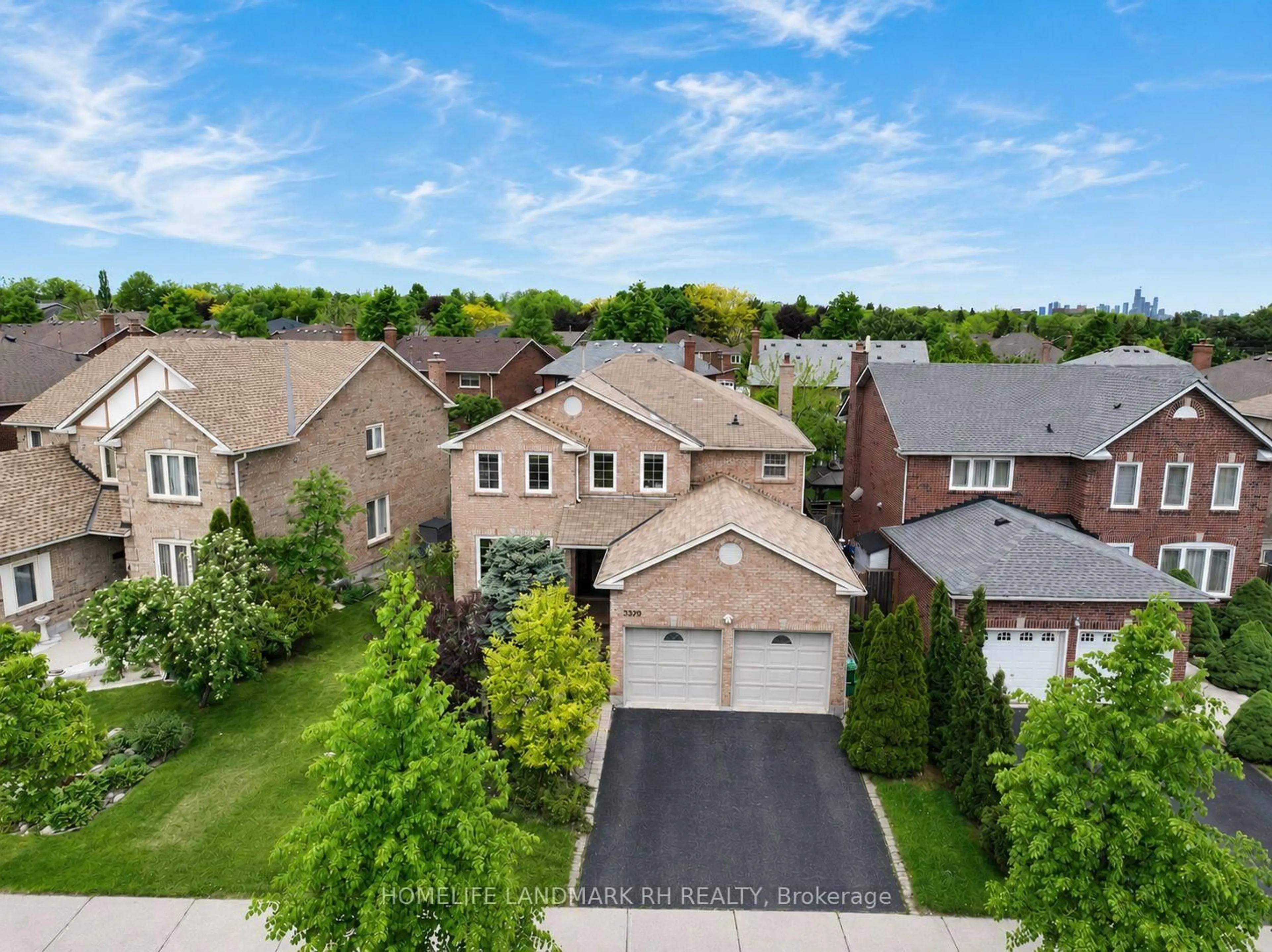 A pic from outside/outdoor area/front of a property/back of a property/a pic from drone, street for 3379 Mulcaster Rd, Mississauga Ontario L5L 5A7