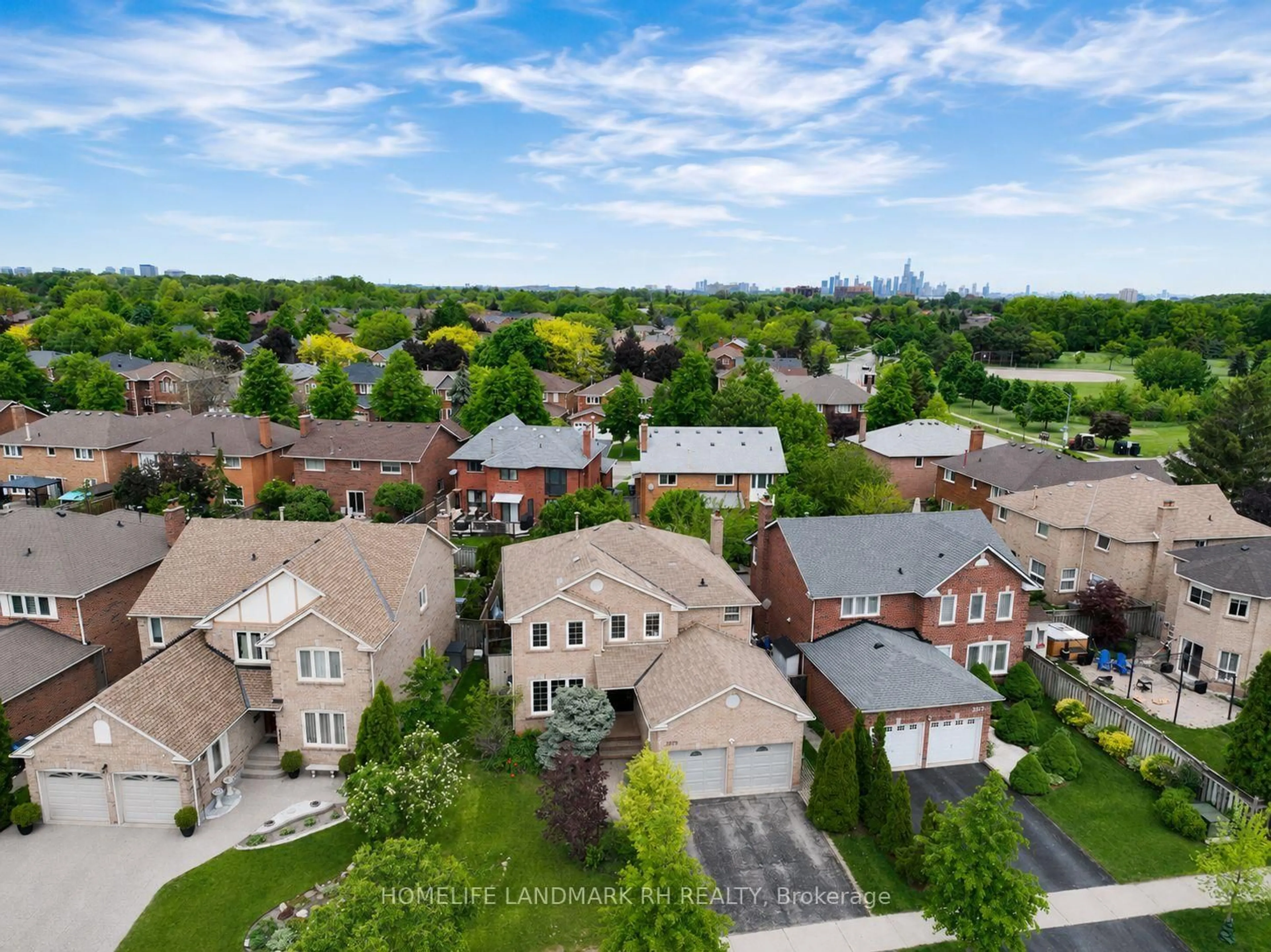 A pic from outside/outdoor area/front of a property/back of a property/a pic from drone, street for 3379 Mulcaster Rd, Mississauga Ontario L5L 5A7
