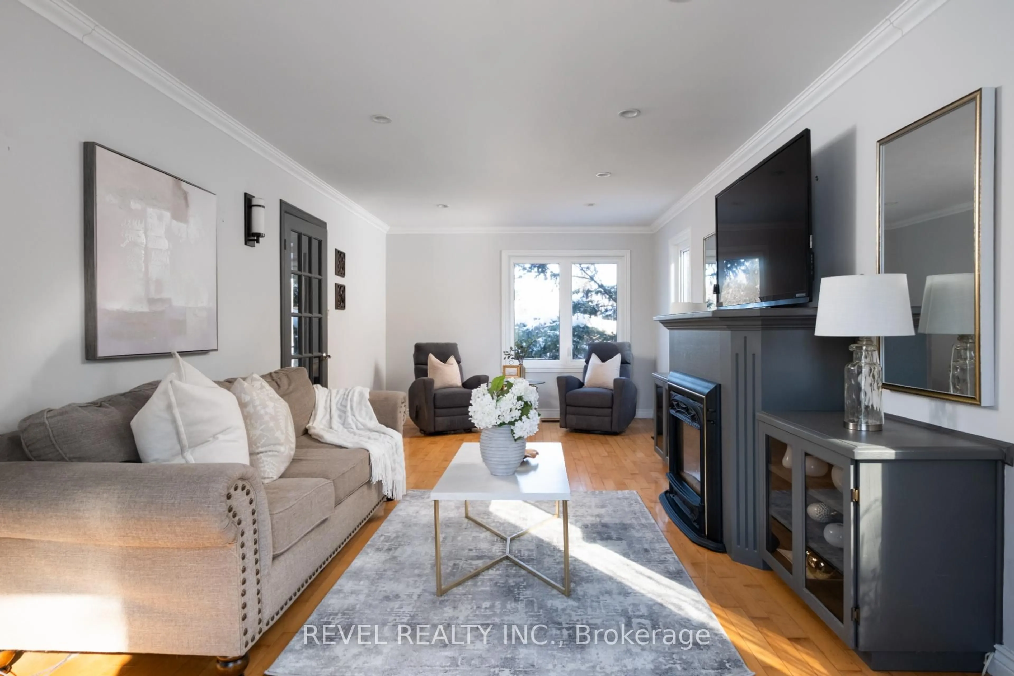 Living room with furniture, unknown for 14227 Trafalgar Rd, Halton Hills Ontario N0B 1H0