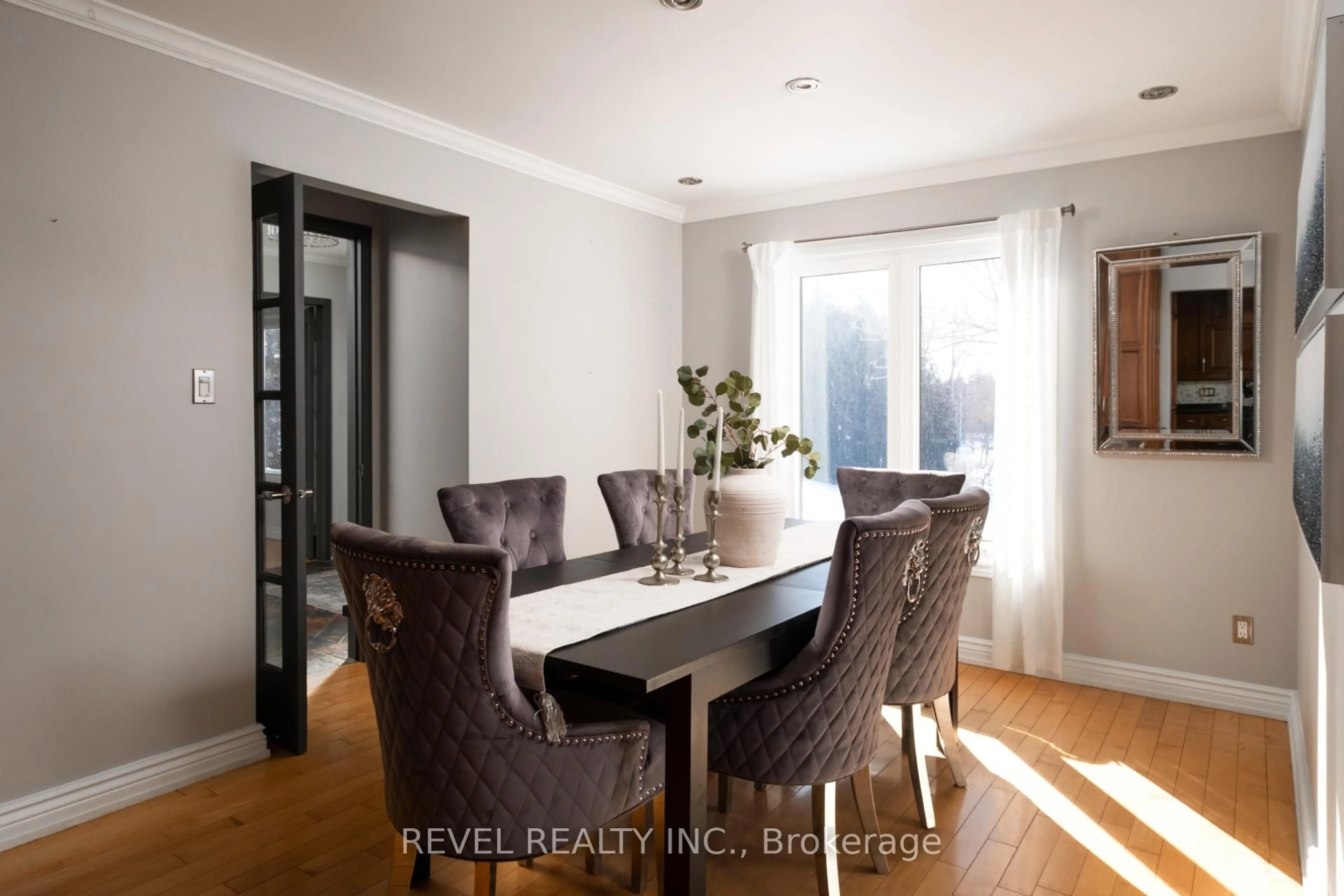 Dining room, wood/laminate floor for 14227 Trafalgar Rd, Halton Hills Ontario N0B 1H0