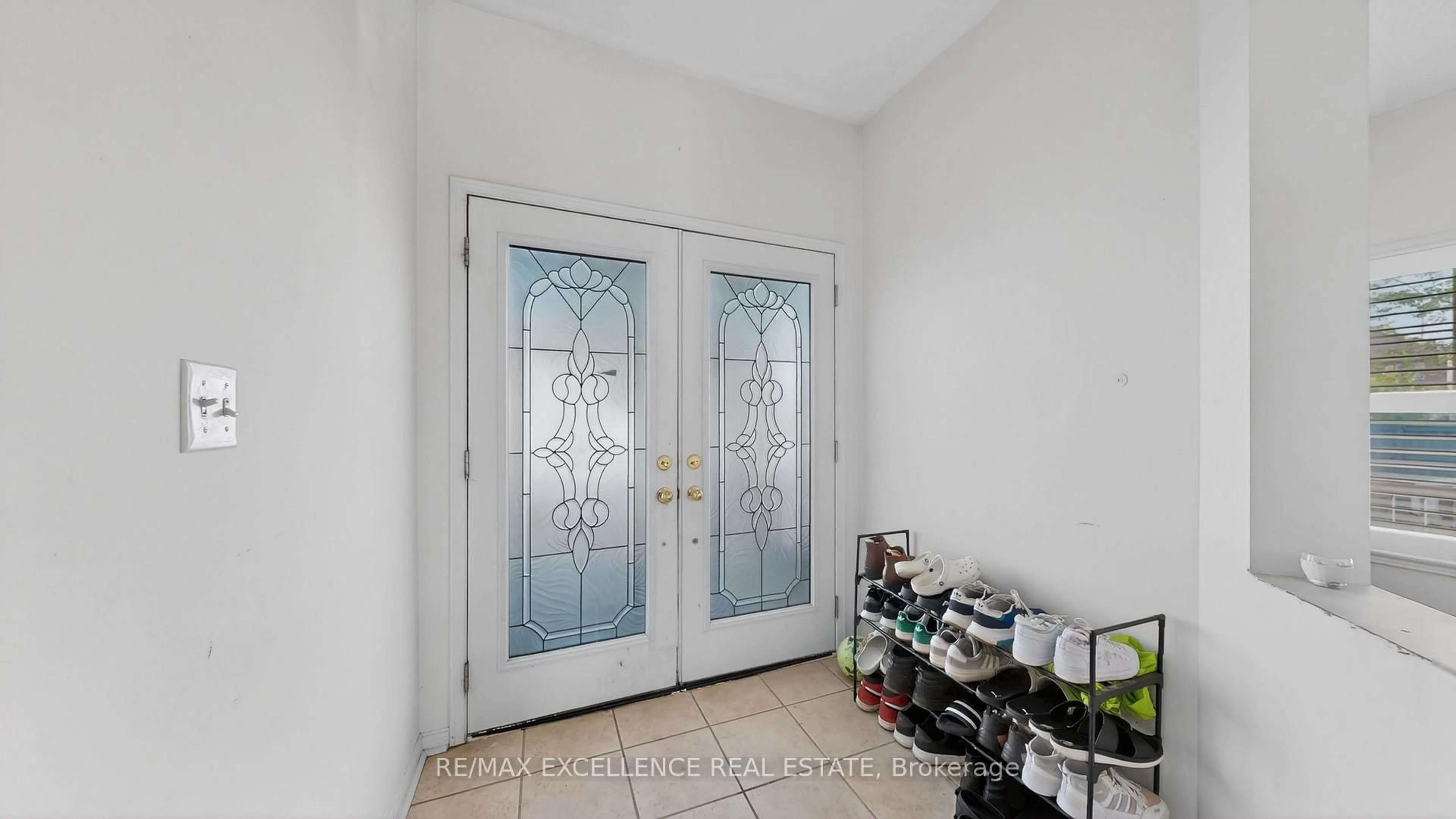Indoor entryway for 13 Lillian Cres, Brampton Ontario L6R 3P9