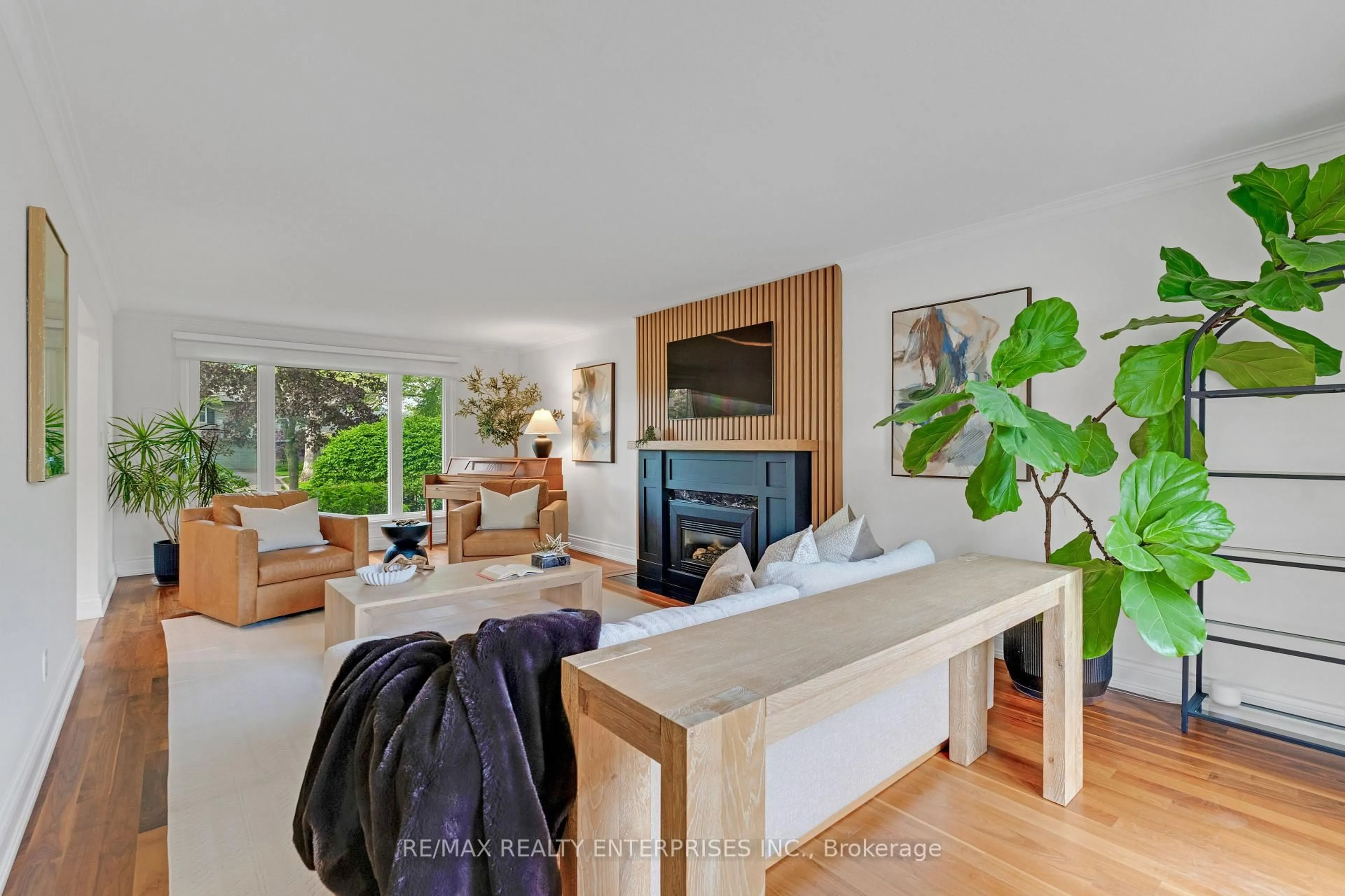 Living room with furniture, wood/laminate floor for 2068 Tenoga Dr, Mississauga Ontario L5H 3K2