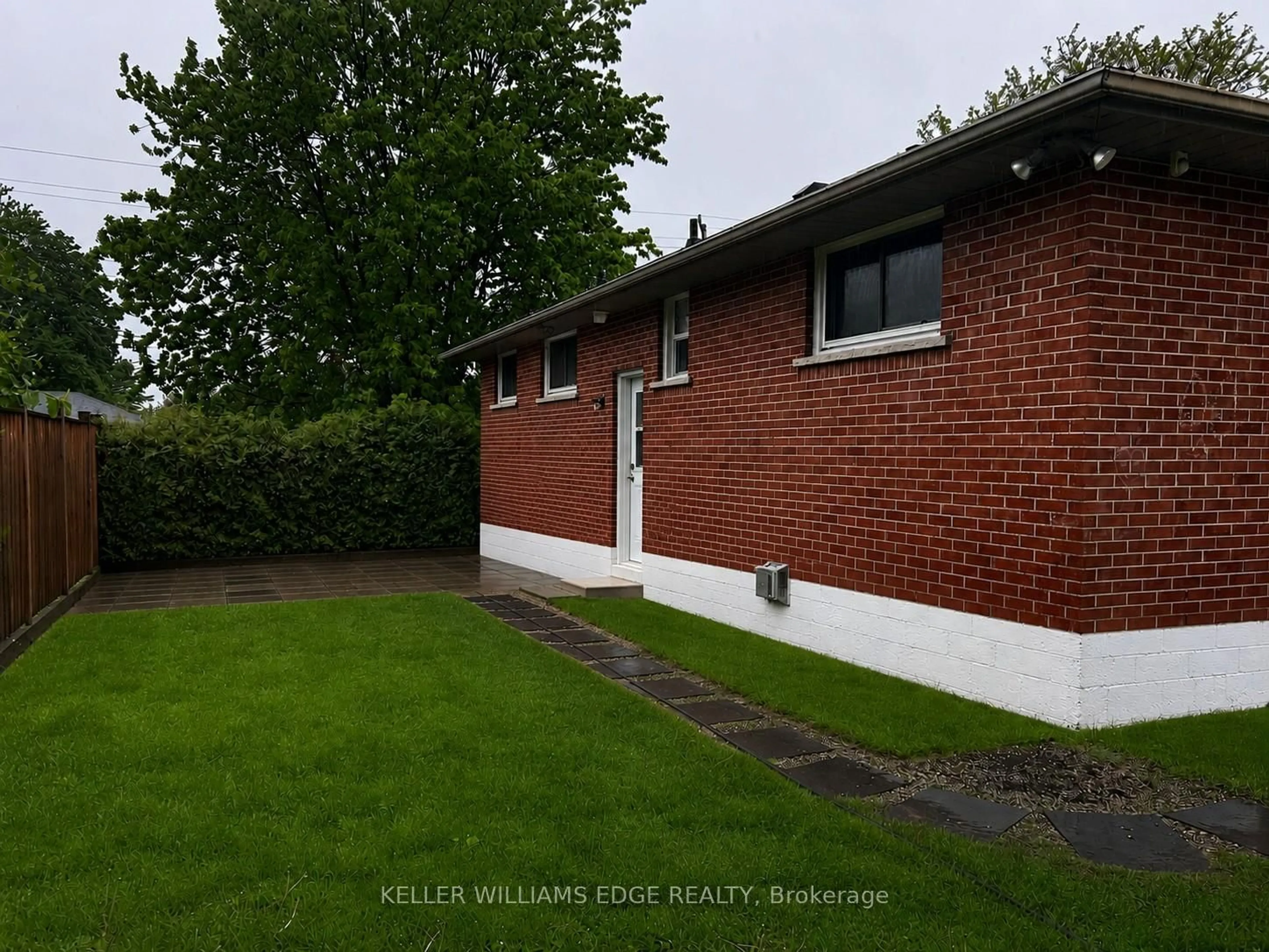 A pic from outside/outdoor area/front of a property/back of a property/a pic from drone, street for 917 Orpha St, Burlington Ontario L7R 3W5