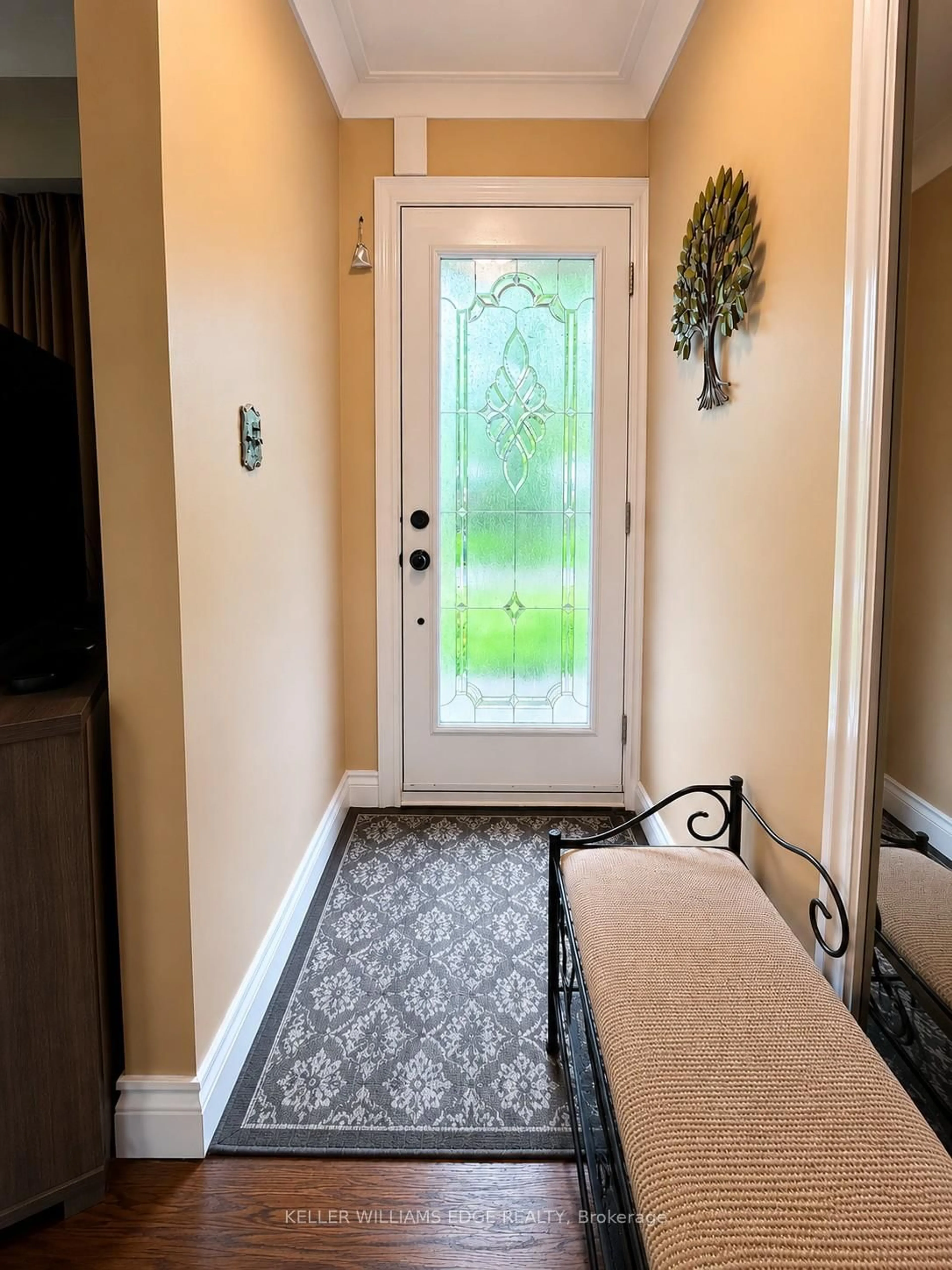 Indoor entryway for 917 Orpha St, Burlington Ontario L7R 3W5