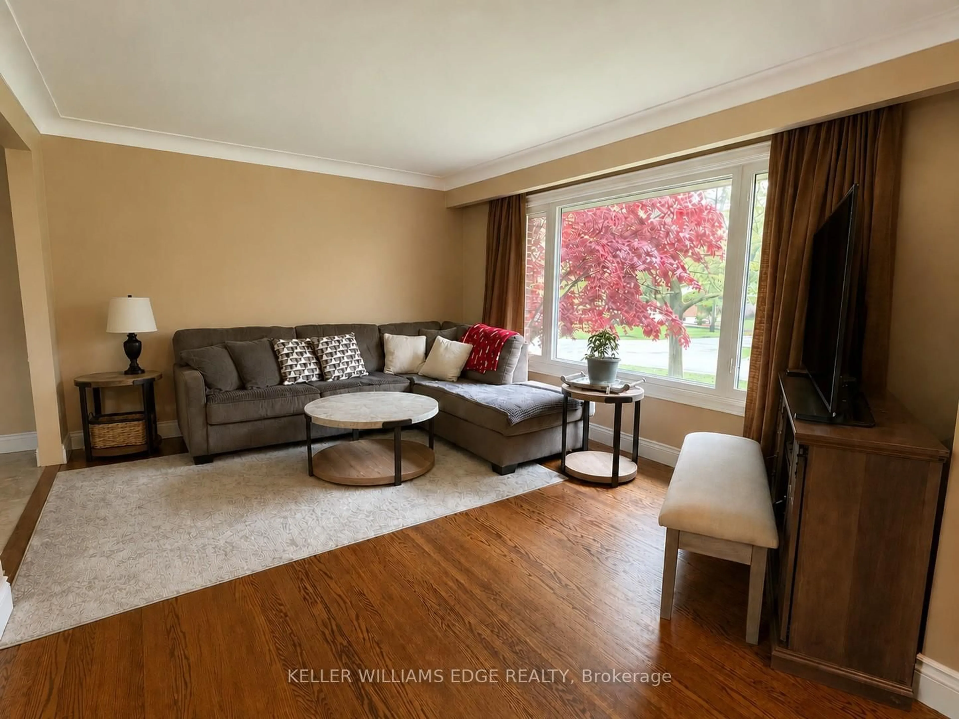 Living room with furniture, unknown for 917 Orpha St, Burlington Ontario L7R 3W5