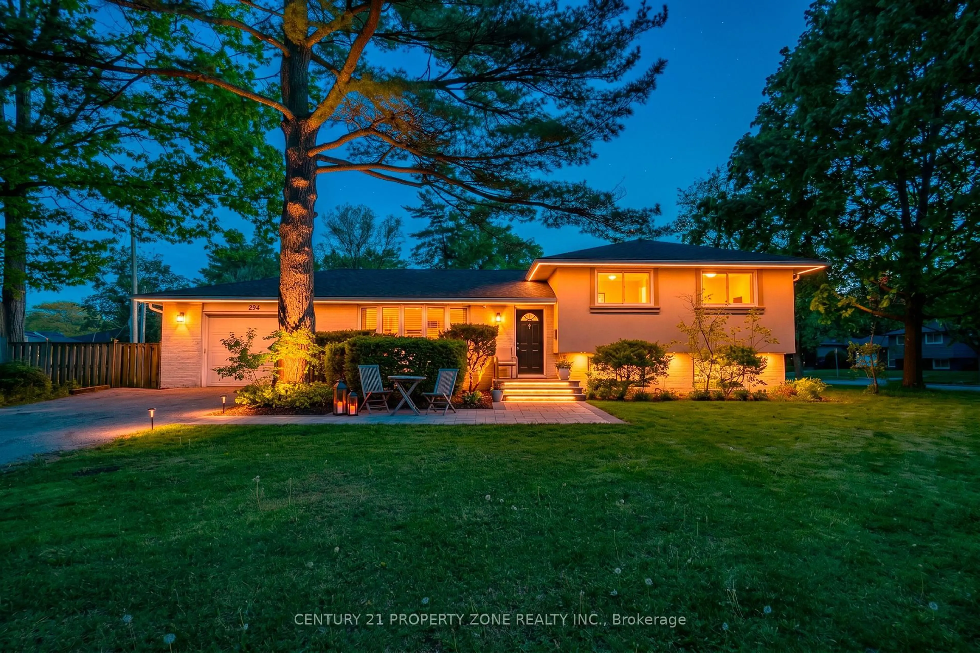 A pic from outside/outdoor area/front of a property/back of a property/a pic from drone, street for 294 Cheltenham Rd, Burlington Ontario L7L 4H7