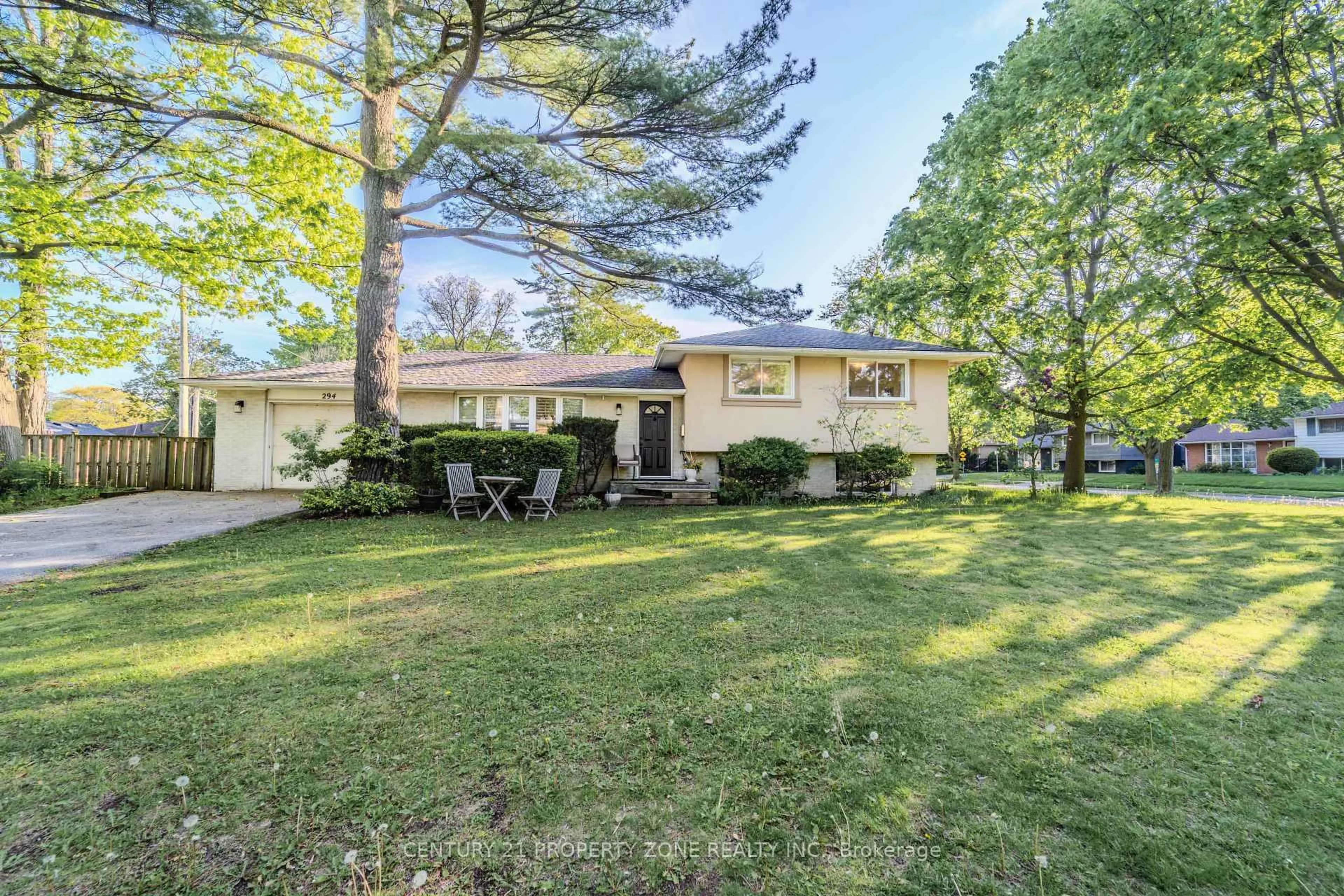 A pic from outside/outdoor area/front of a property/back of a property/a pic from drone, street for 294 Cheltenham Rd, Burlington Ontario L7L 4H7
