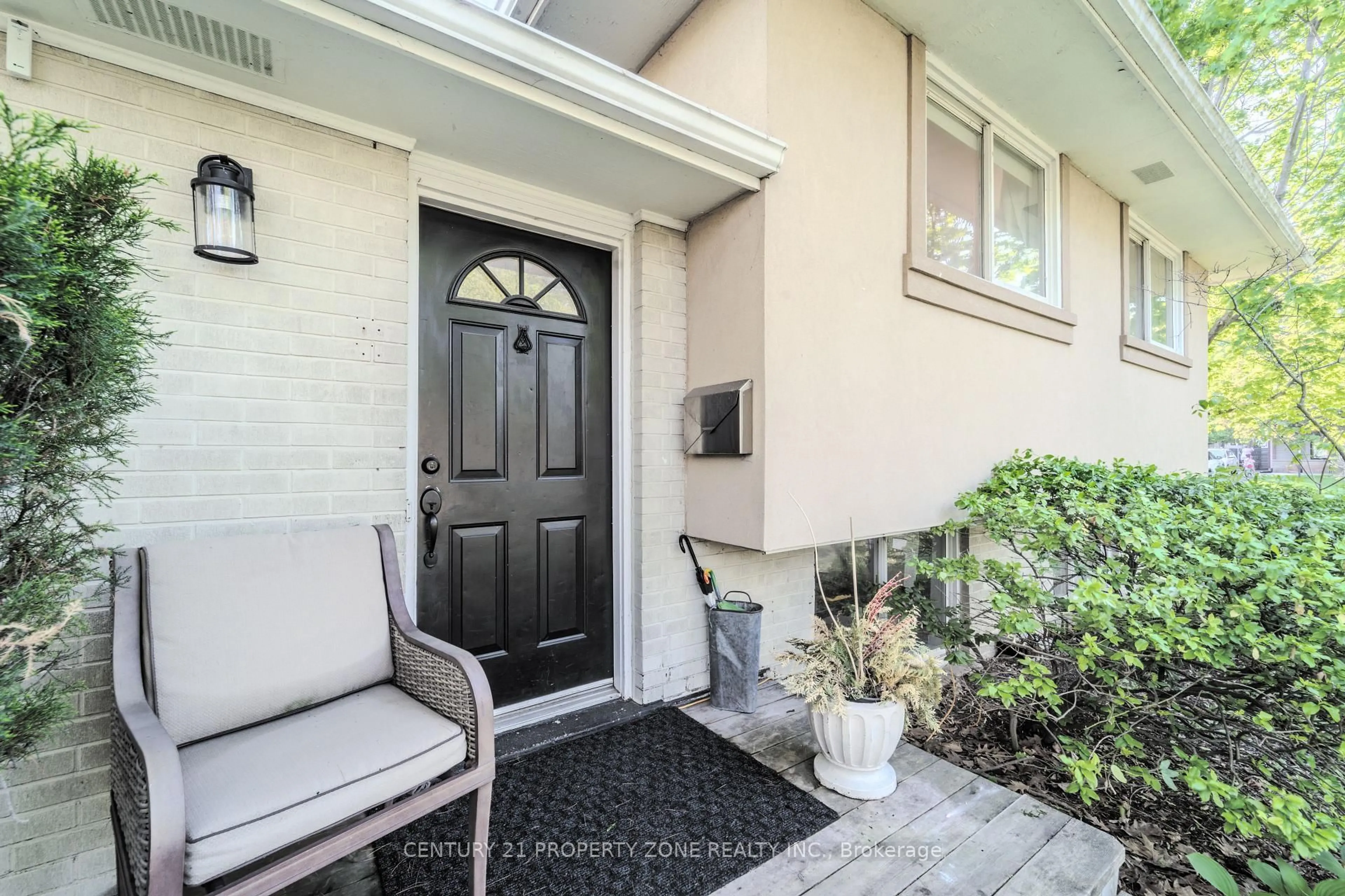 Indoor entryway for 294 Cheltenham Rd, Burlington Ontario L7L 4H7
