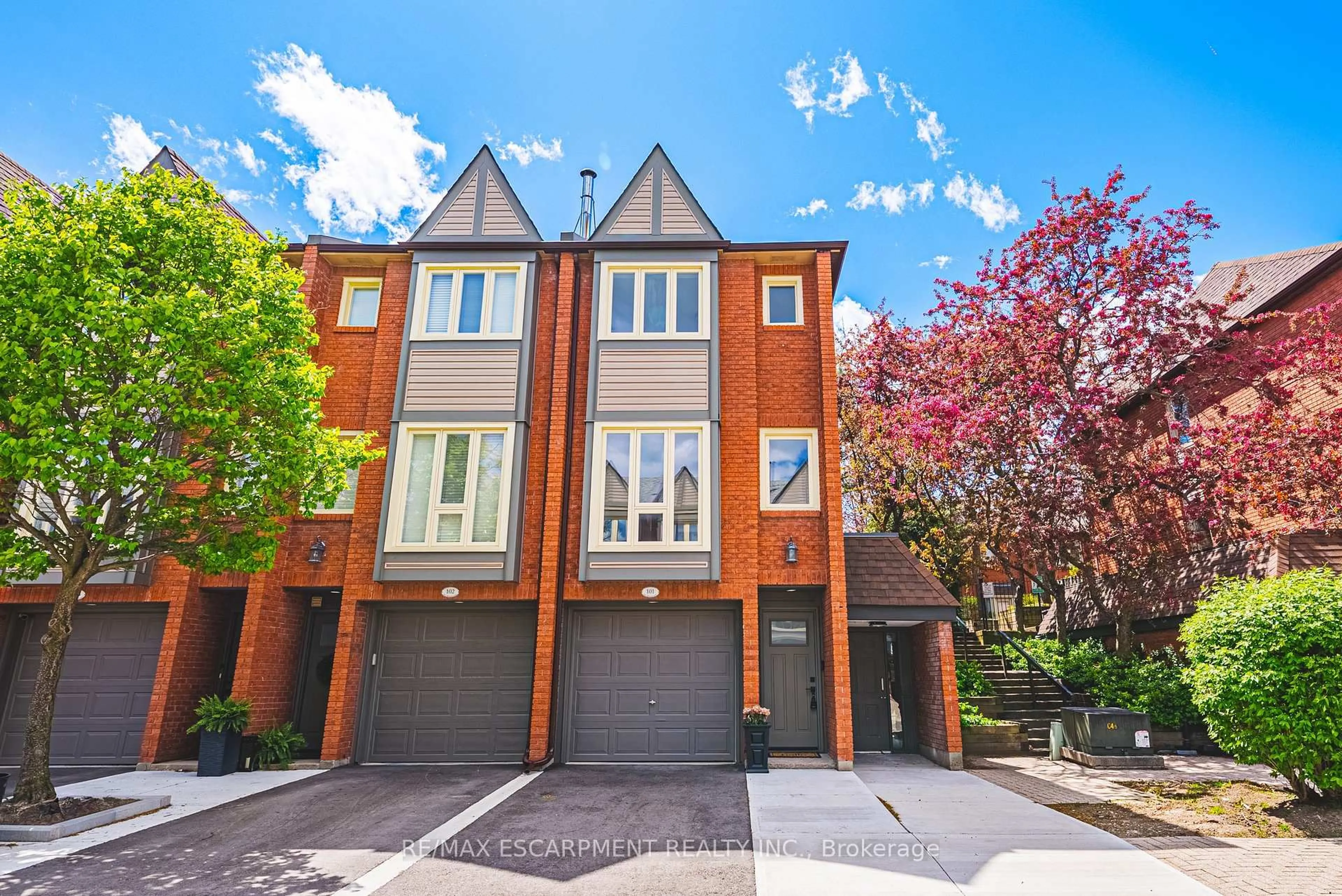Home with brick exterior material, street for 895 Maple Ave #101, Burlington Ontario L7S 2H7
