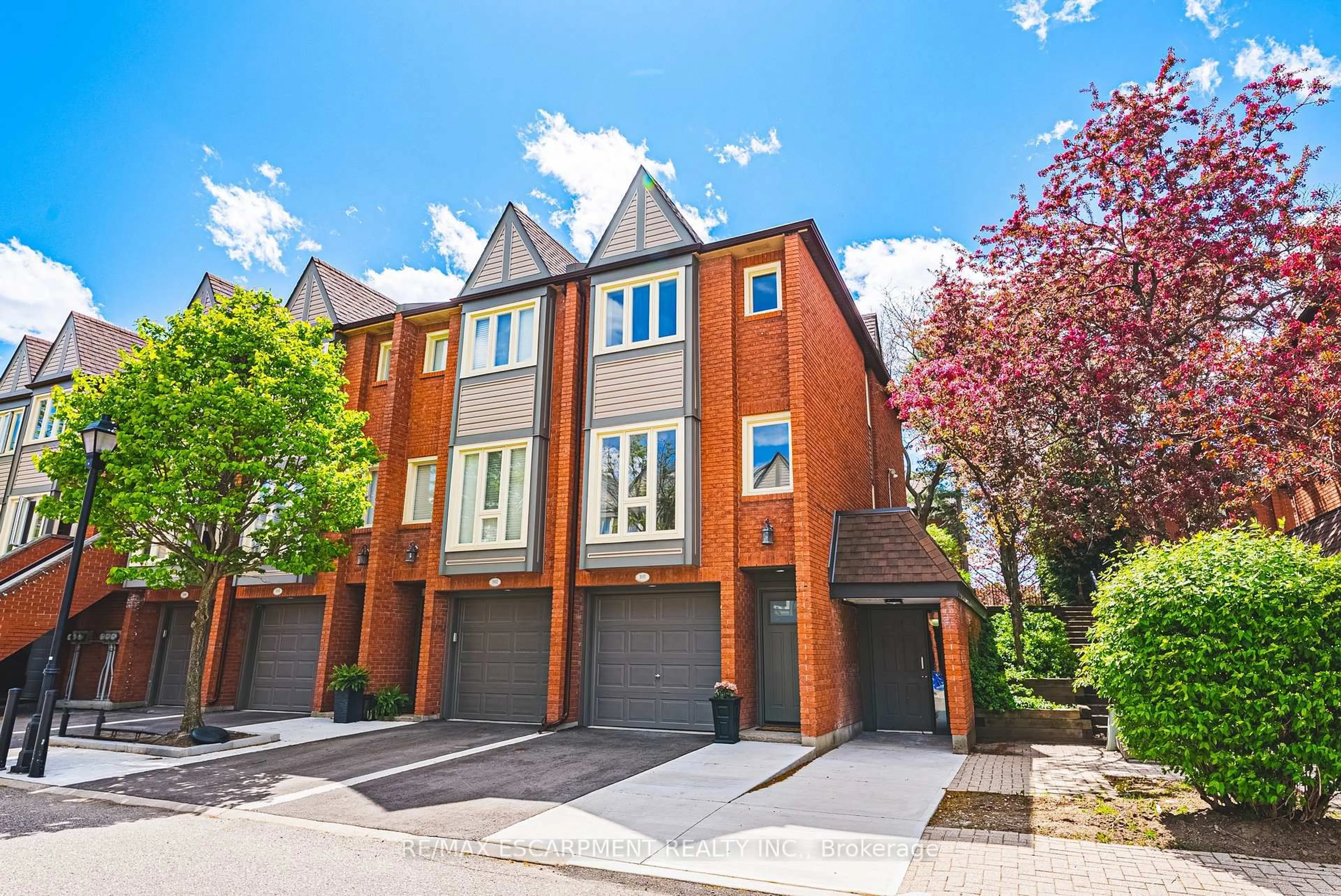Home with brick exterior material, street for 895 Maple Ave #101, Burlington Ontario L7S 2H7