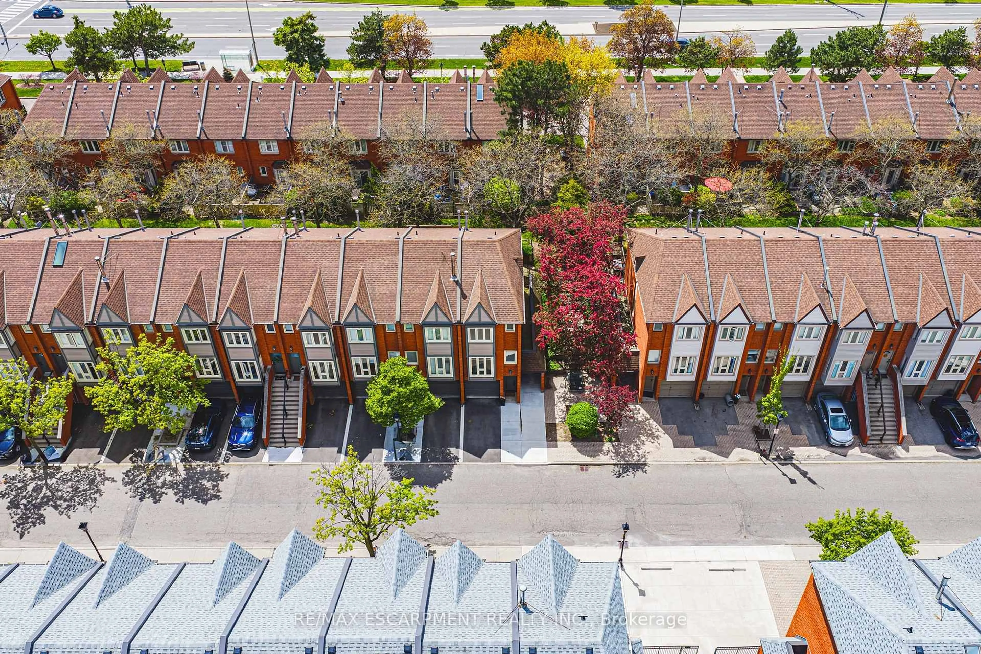 A pic from outside/outdoor area/front of a property/back of a property/a pic from drone, street for 895 Maple Ave #101, Burlington Ontario L7S 2H7