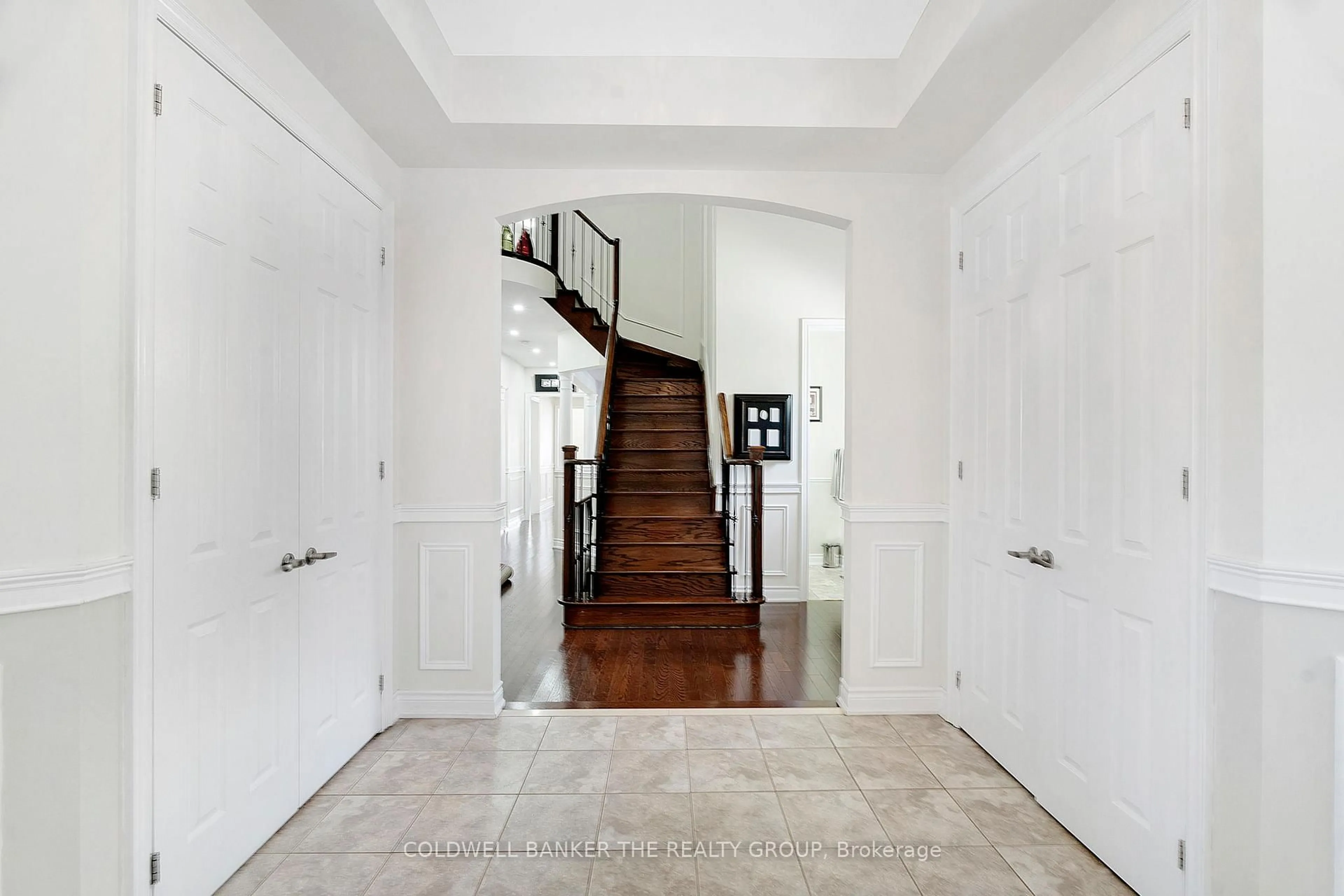 Indoor entryway for 5198 Adobe Crt, Mississauga Ontario L5M 0K8