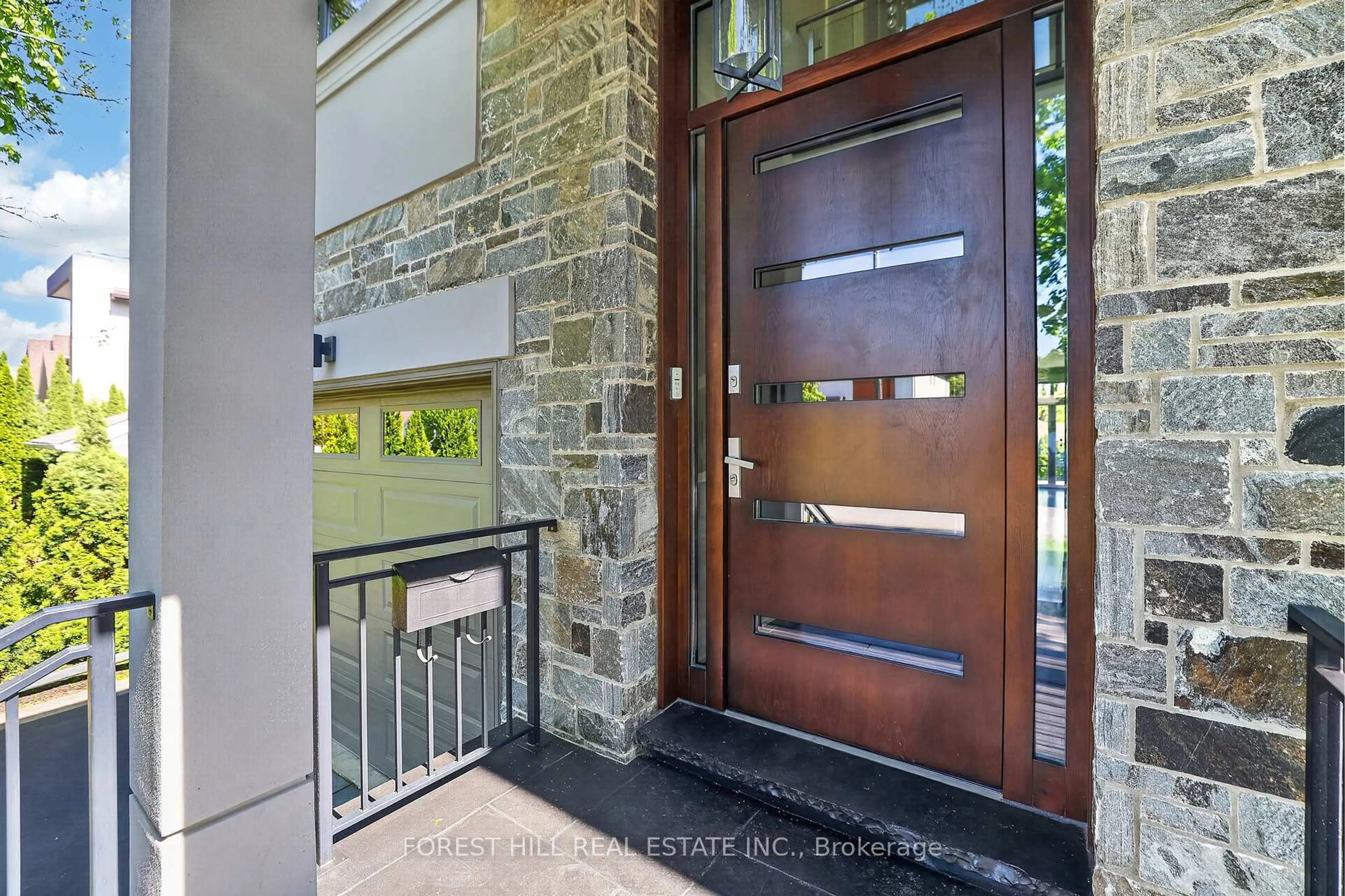 Indoor entryway for 51 Greenfield Dr, Toronto Ontario M9B 1H2