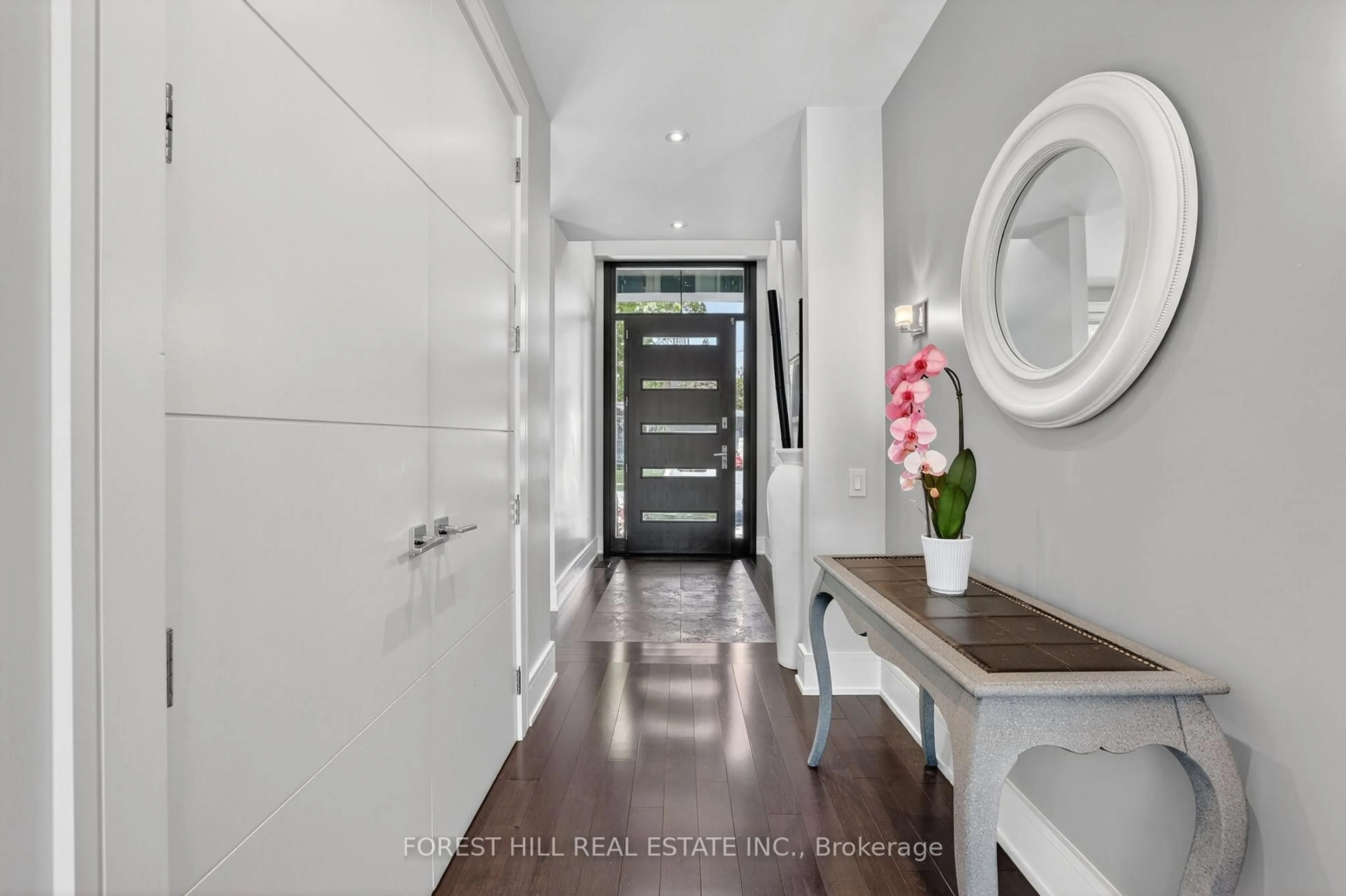 Indoor entryway for 51 Greenfield Dr, Toronto Ontario M9B 1H2