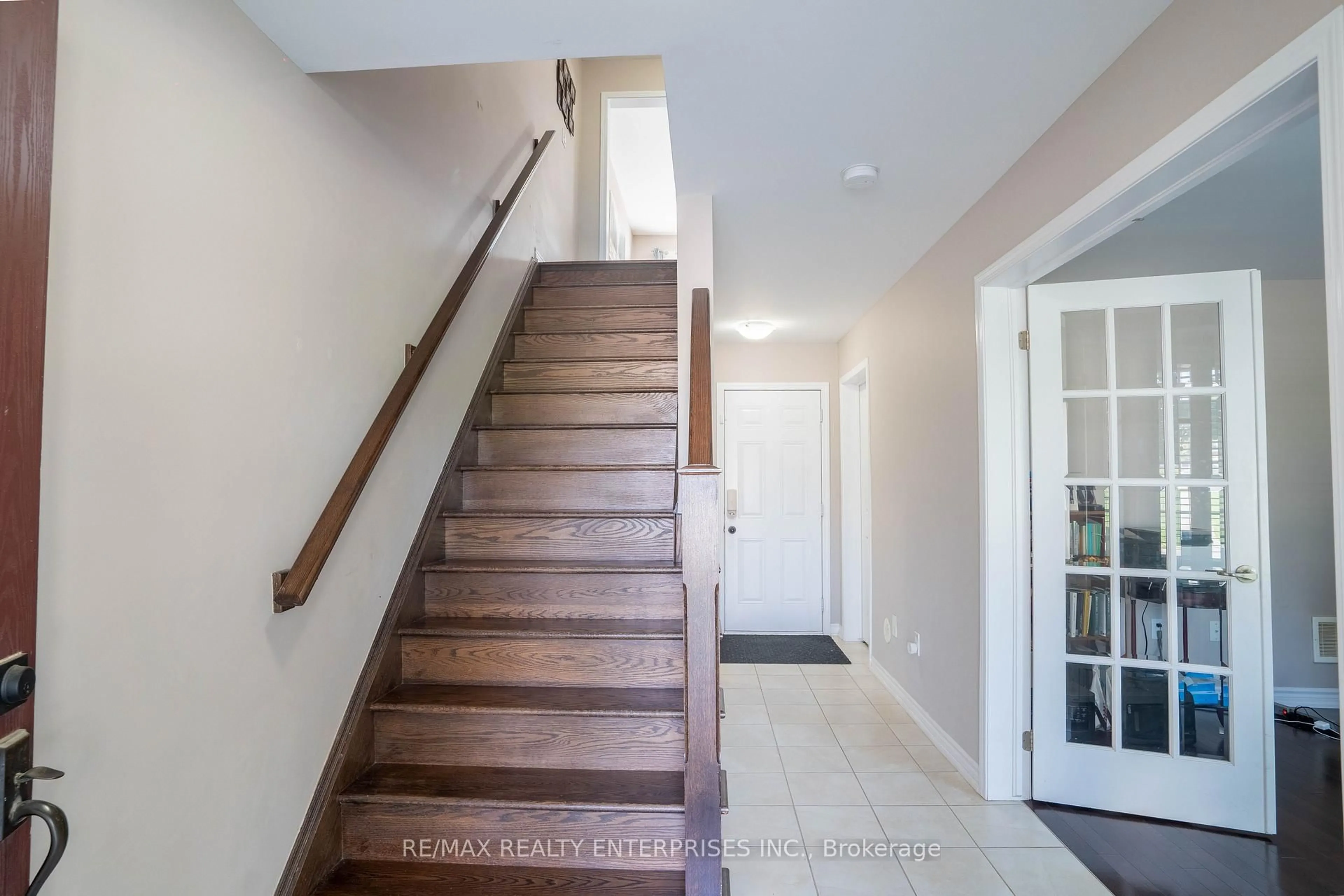 Indoor entryway for 250 Ellen Davidson Dr, Oakville Ontario L6M 0V2