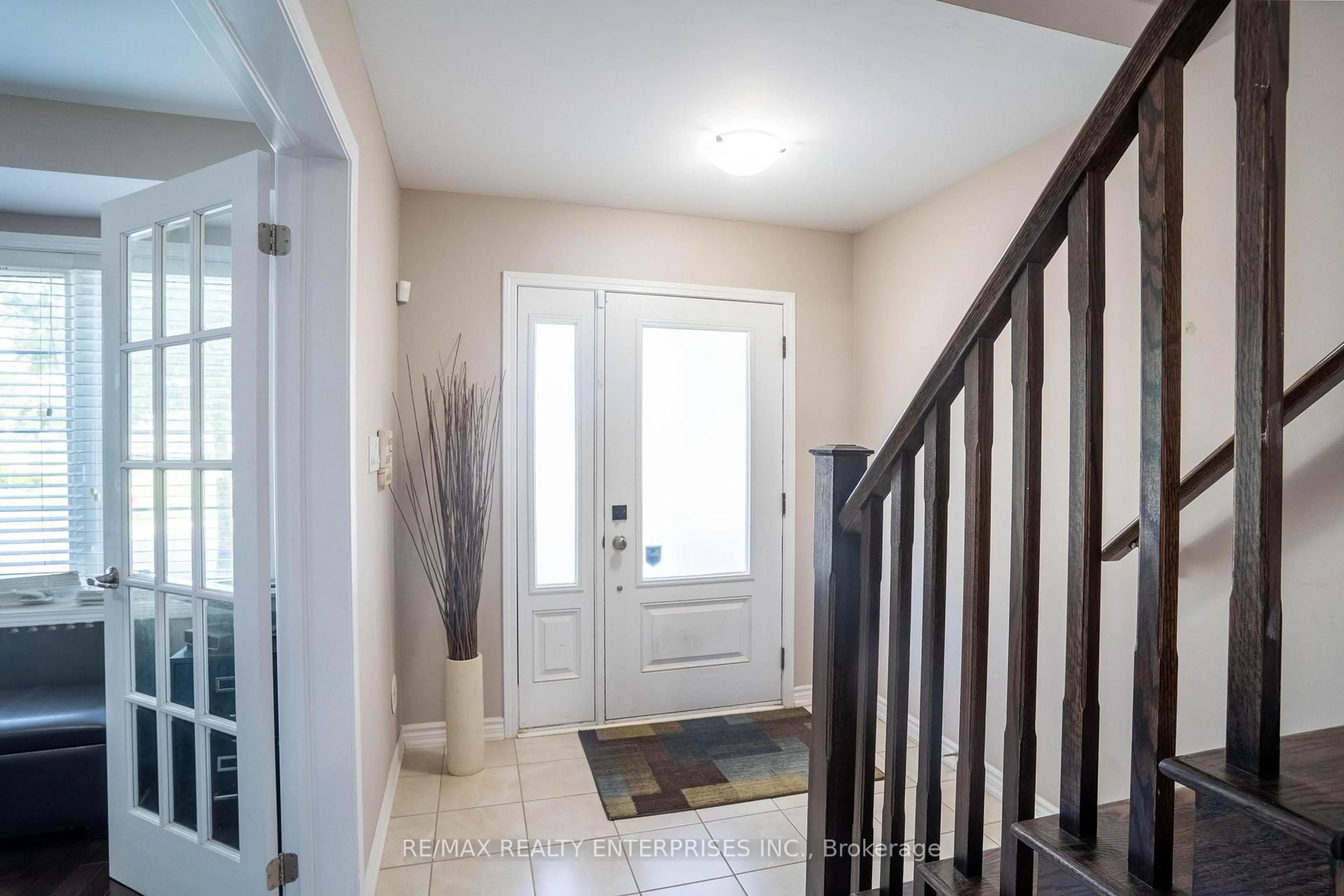 Indoor entryway for 250 Ellen Davidson Dr, Oakville Ontario L6M 0V2