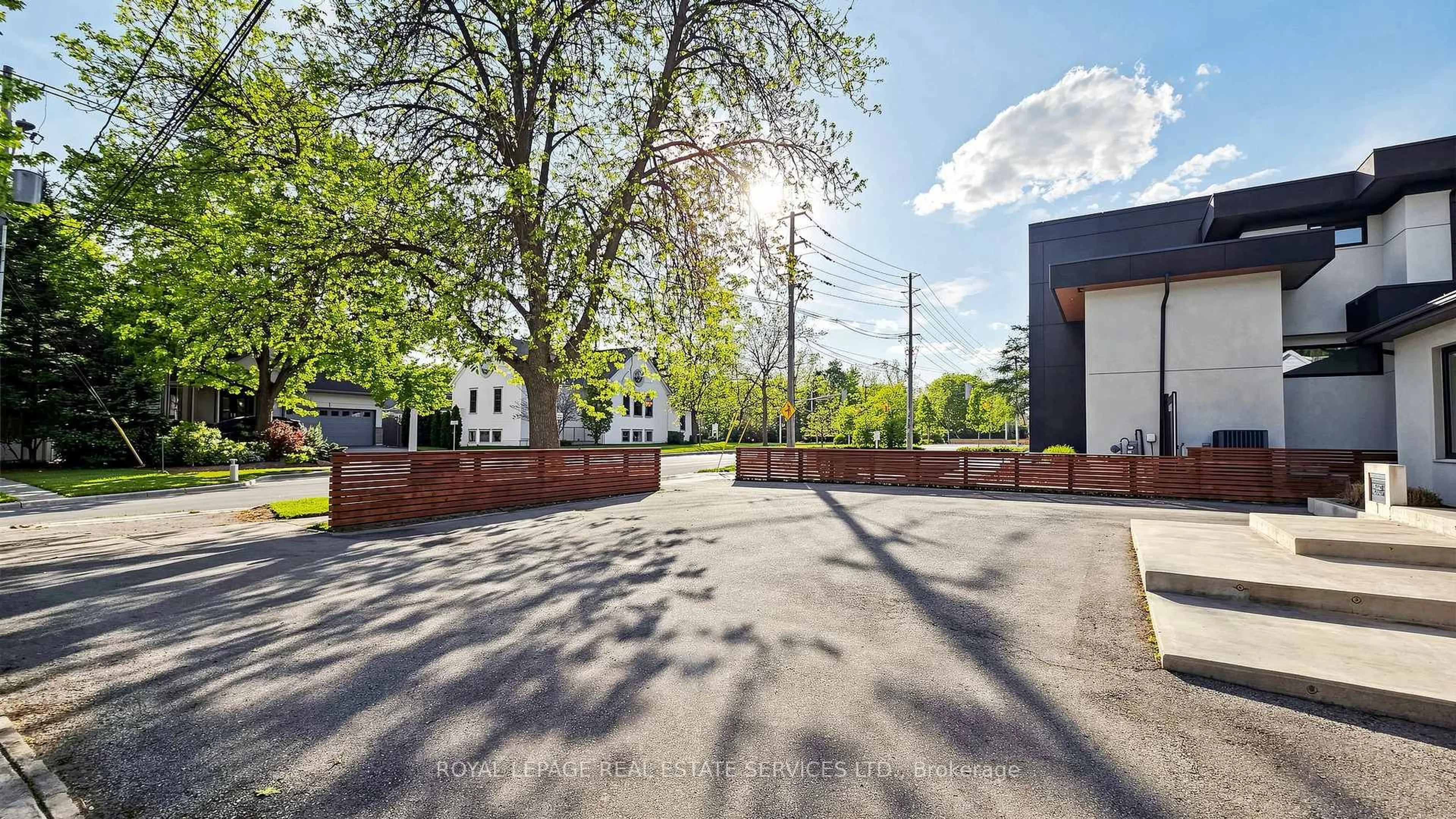 A pic from outside/outdoor area/front of a property/back of a property/a pic from drone, street for 285 Bronte Rd, Oakville Ontario L6L 3C5