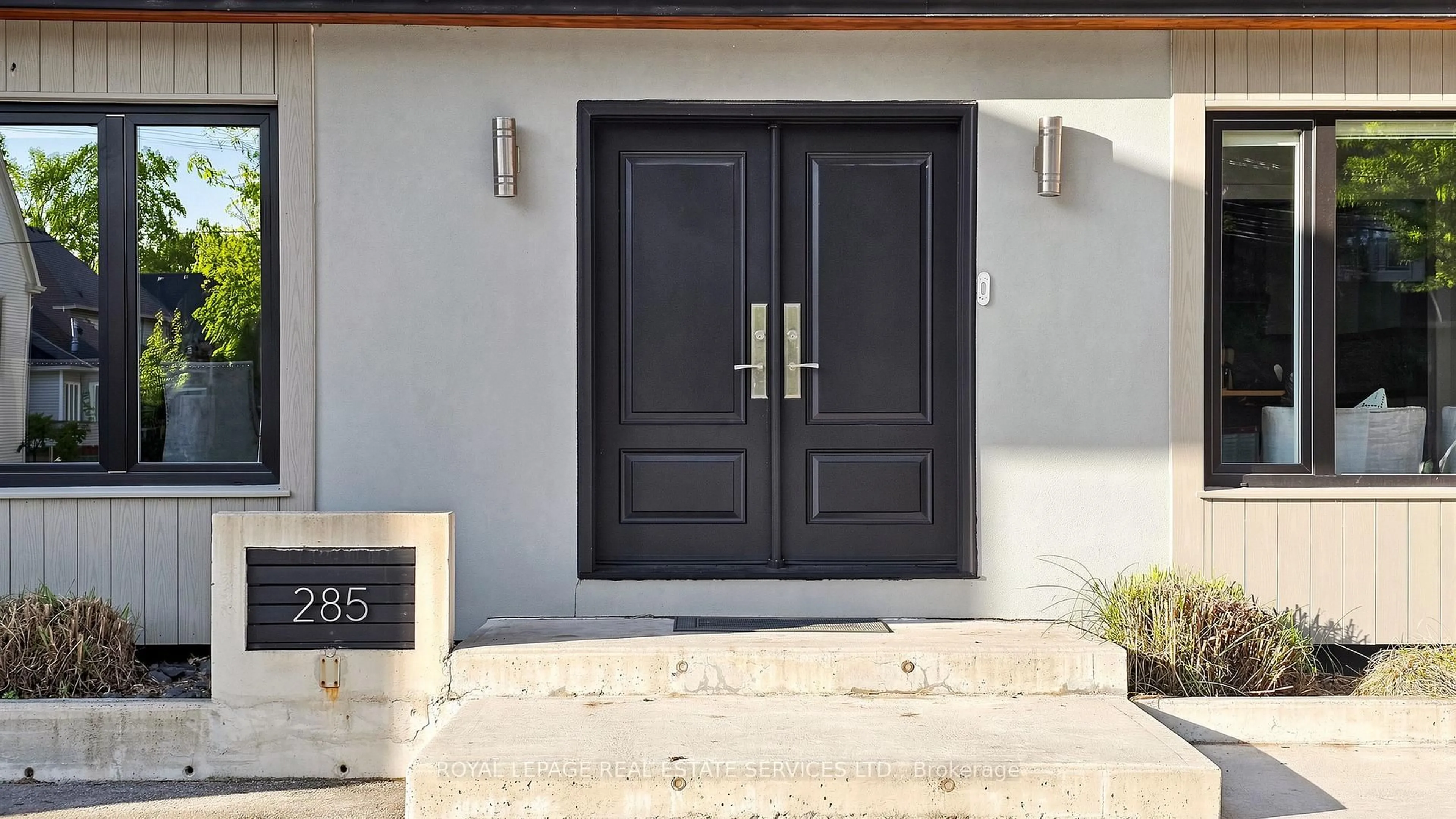 Indoor entryway for 285 Bronte Rd, Oakville Ontario L6L 3C5