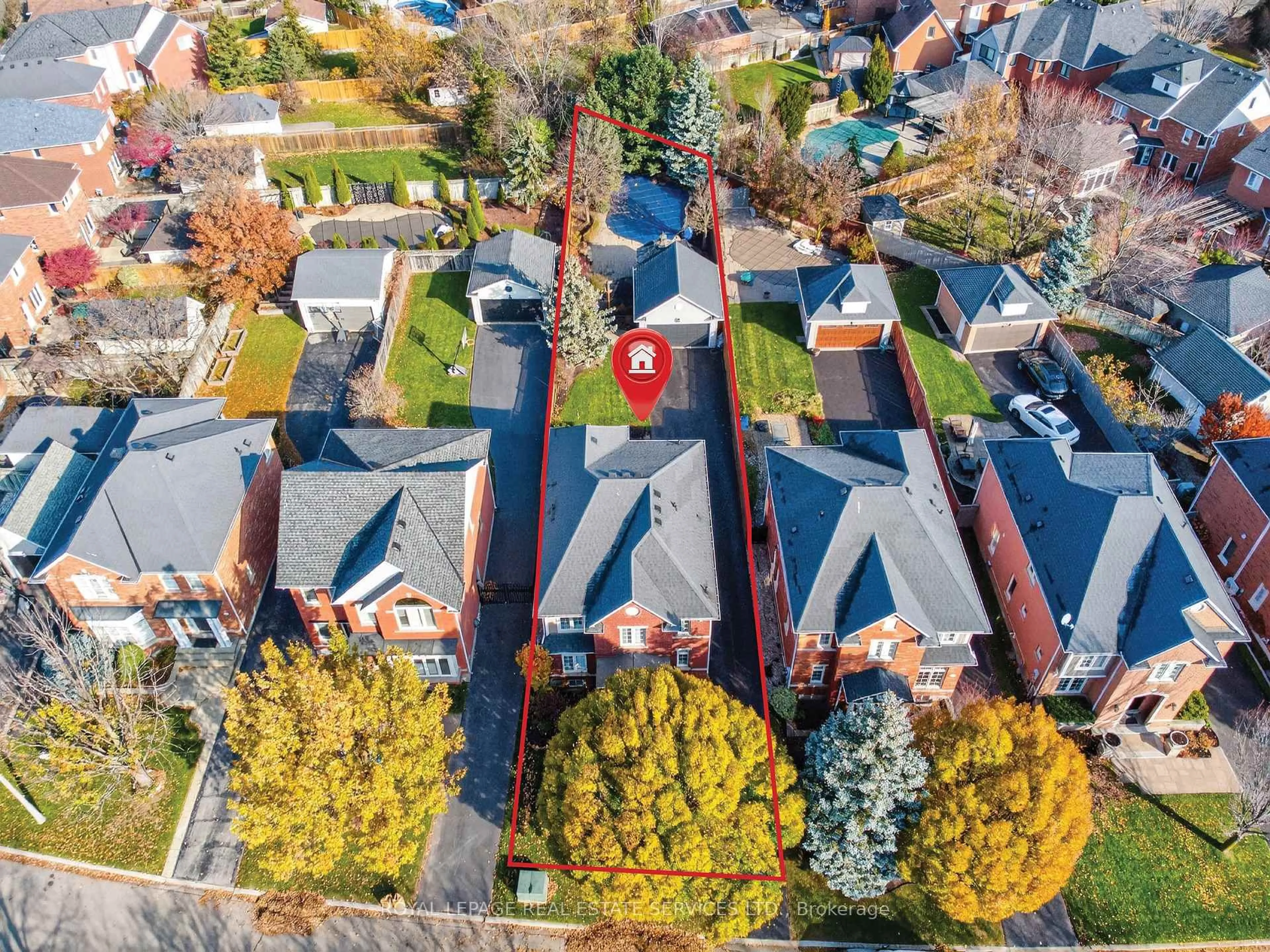 A pic from outside/outdoor area/front of a property/back of a property/a pic from drone, city buildings view from balcony for 2393 Ennerdale Rd, Oakville Ontario L6H 6N5