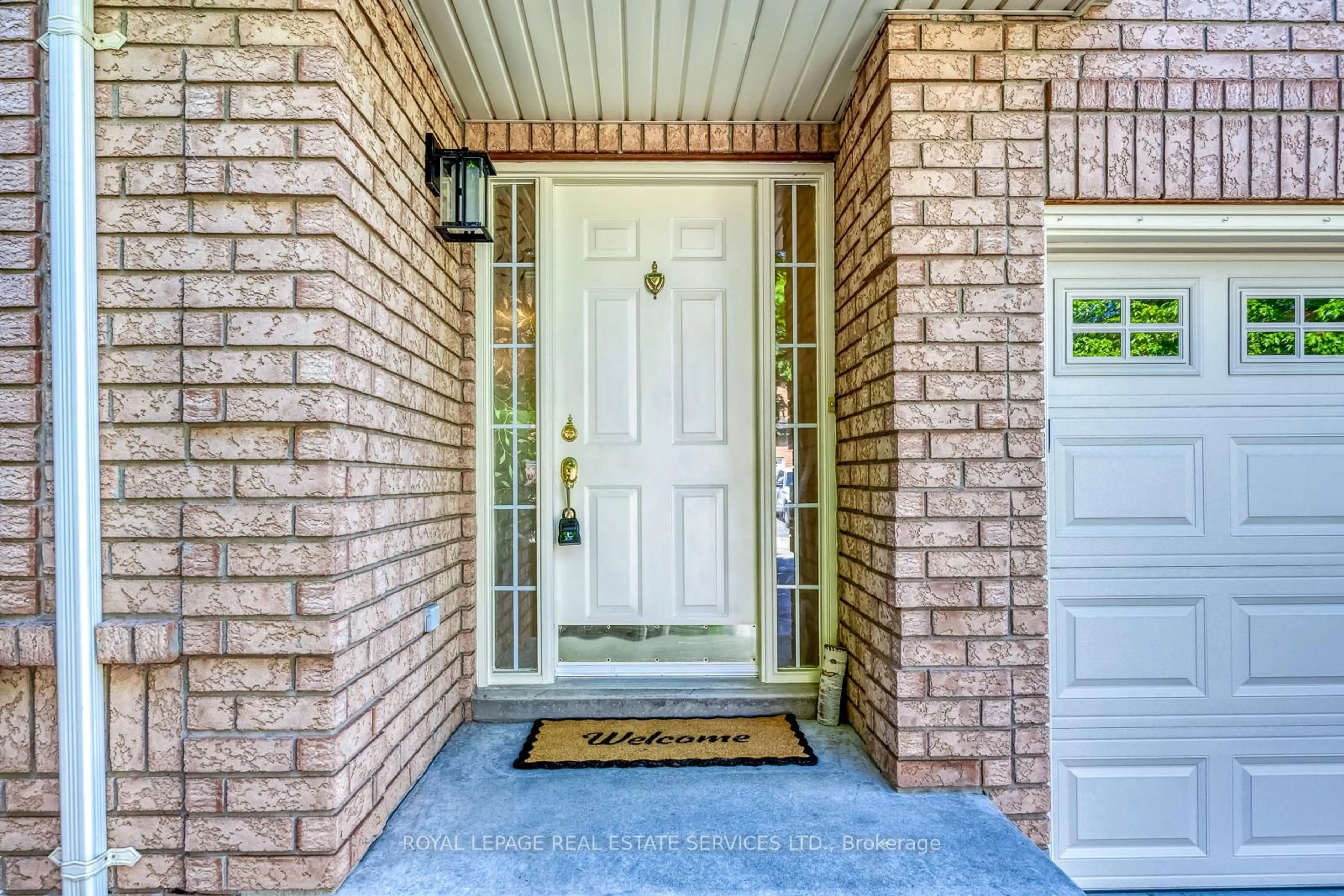Indoor entryway for 2114 Springdale Rd, Oakville Ontario L6M 4C6
