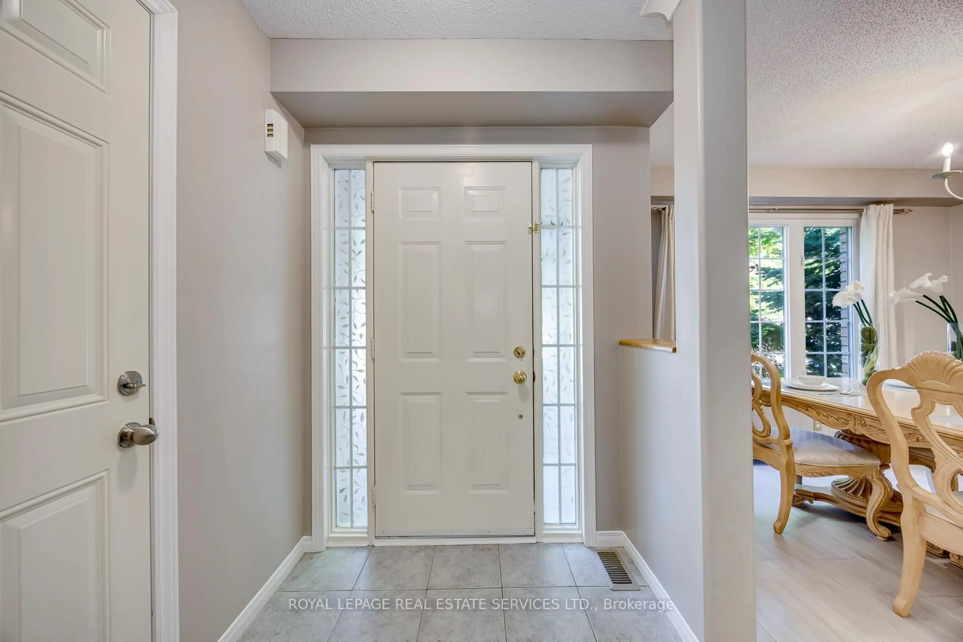 Indoor entryway for 2114 Springdale Rd, Oakville Ontario L6M 4C6