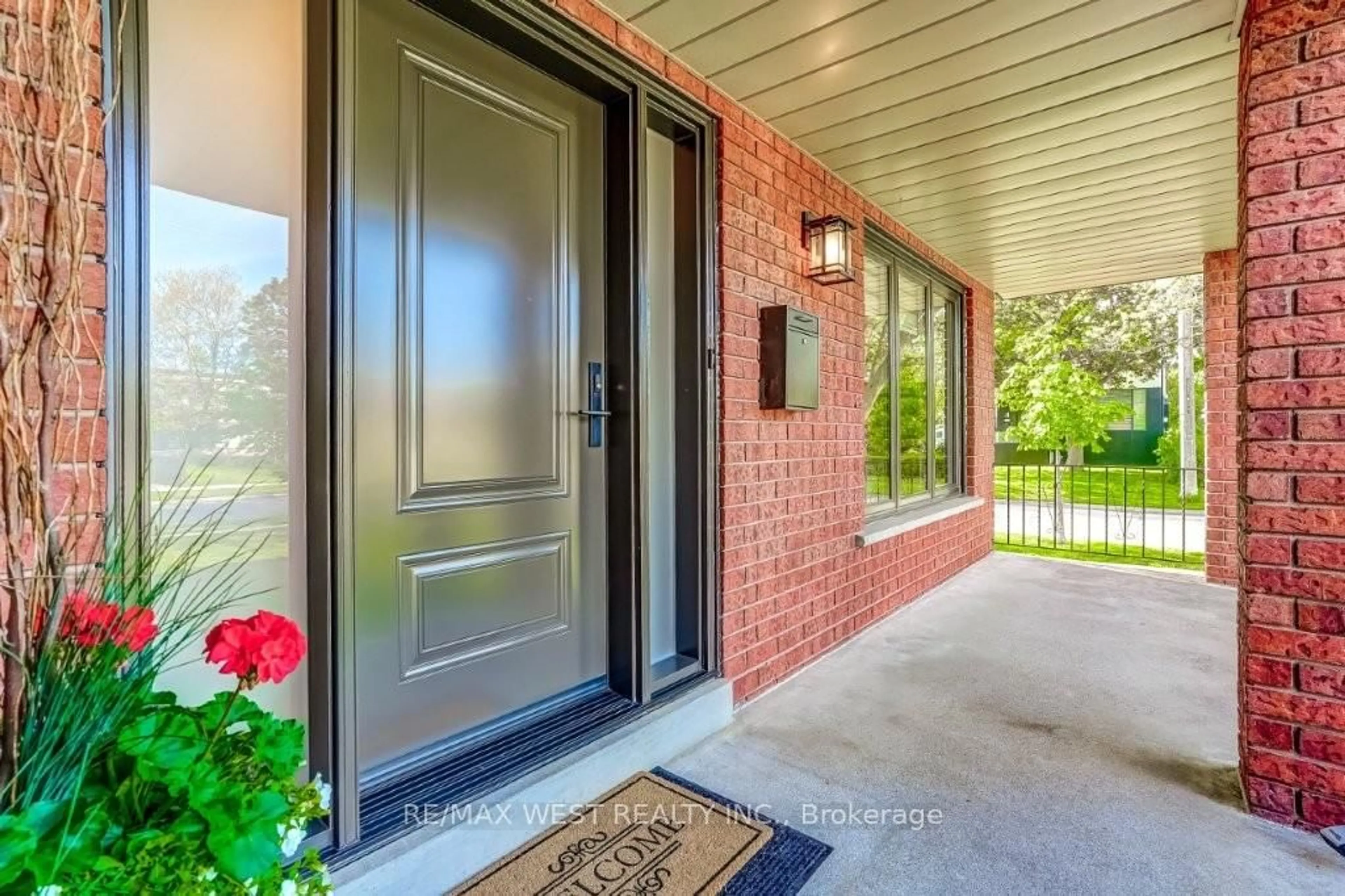 Indoor entryway for 167 Silverhill Dr, Toronto Ontario M9B 6J5