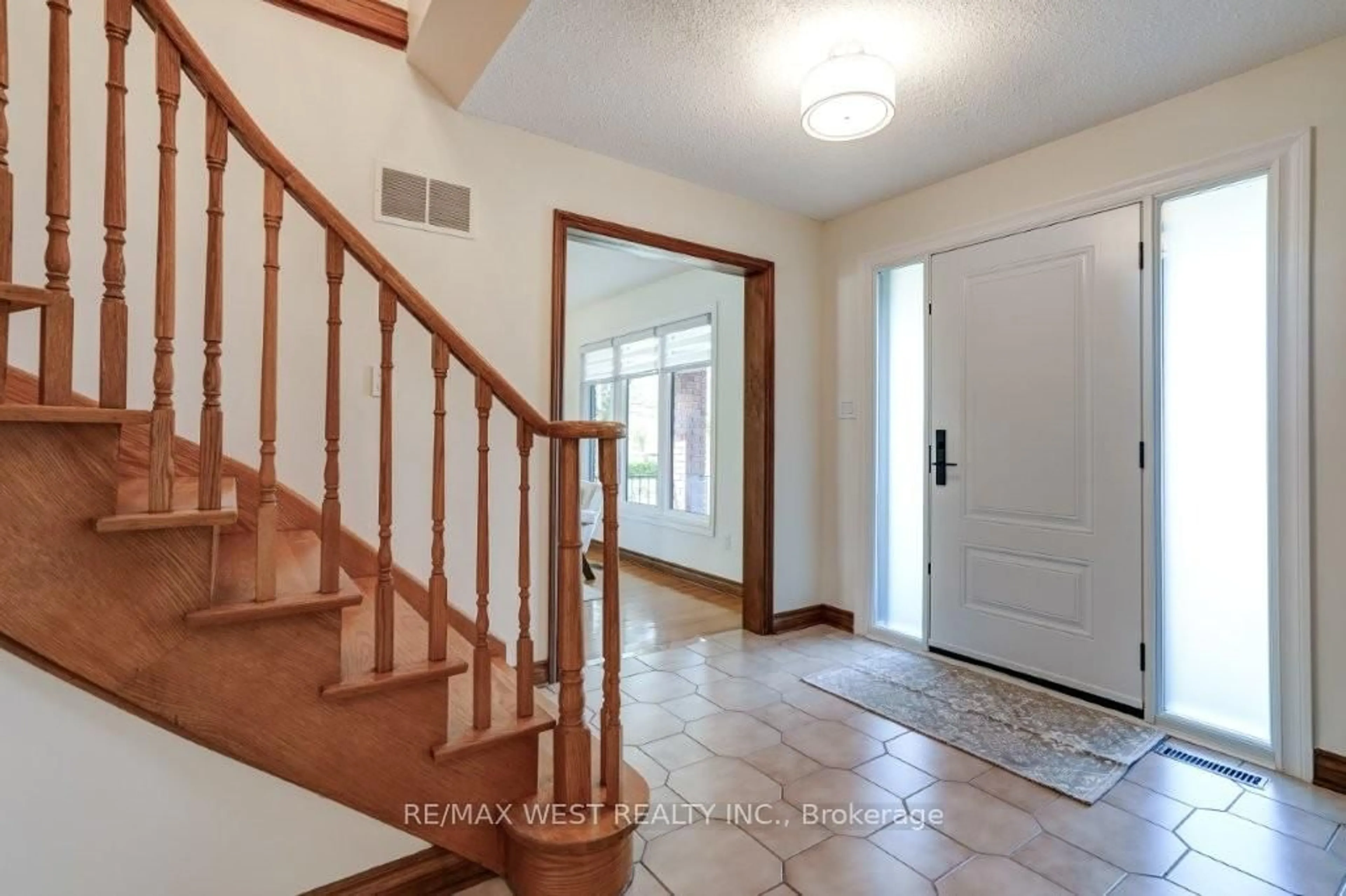 Indoor entryway for 167 Silverhill Dr, Toronto Ontario M9B 6J5